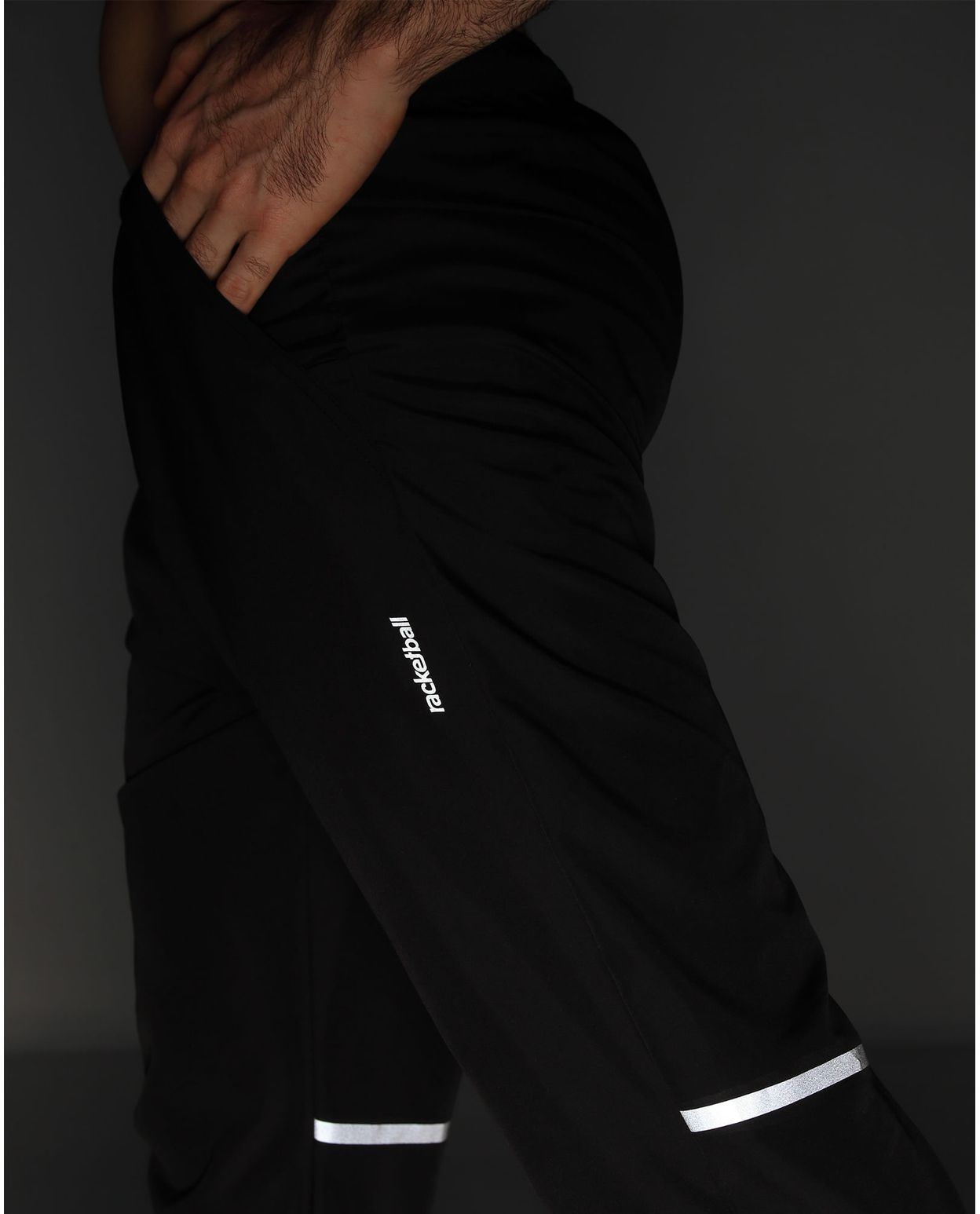 Pantalón Deportivo Semi Ajustado Negro para Hombre parte lateral izquierda con logo racketball