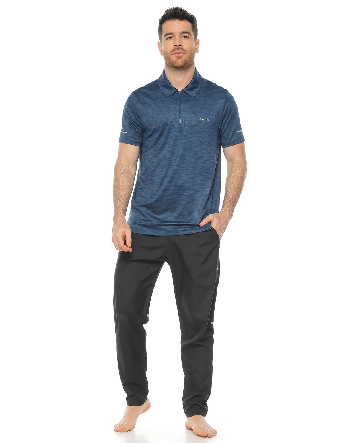 modelo con Pantalón Deportivo Semi Ajustado Negro y camiseta tipo polo para Hombre