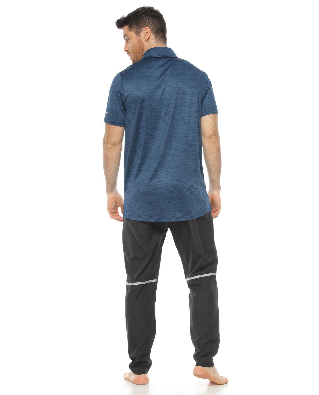 modelo con Pantalón Deportivo Semi Ajustado Negro y camiseta tipo polo para Hombre parte trasera