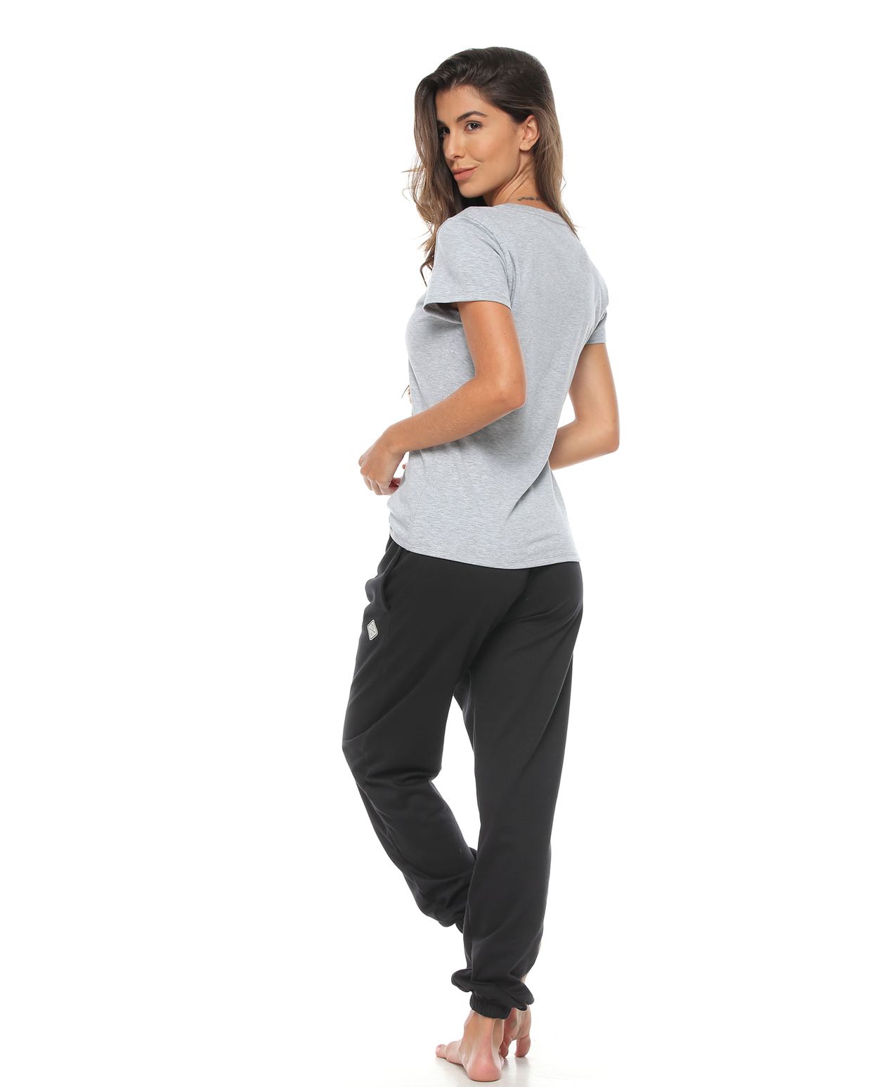 modelo con jogger deportivo color negro y camiseta basica gris para mujer parte trasera