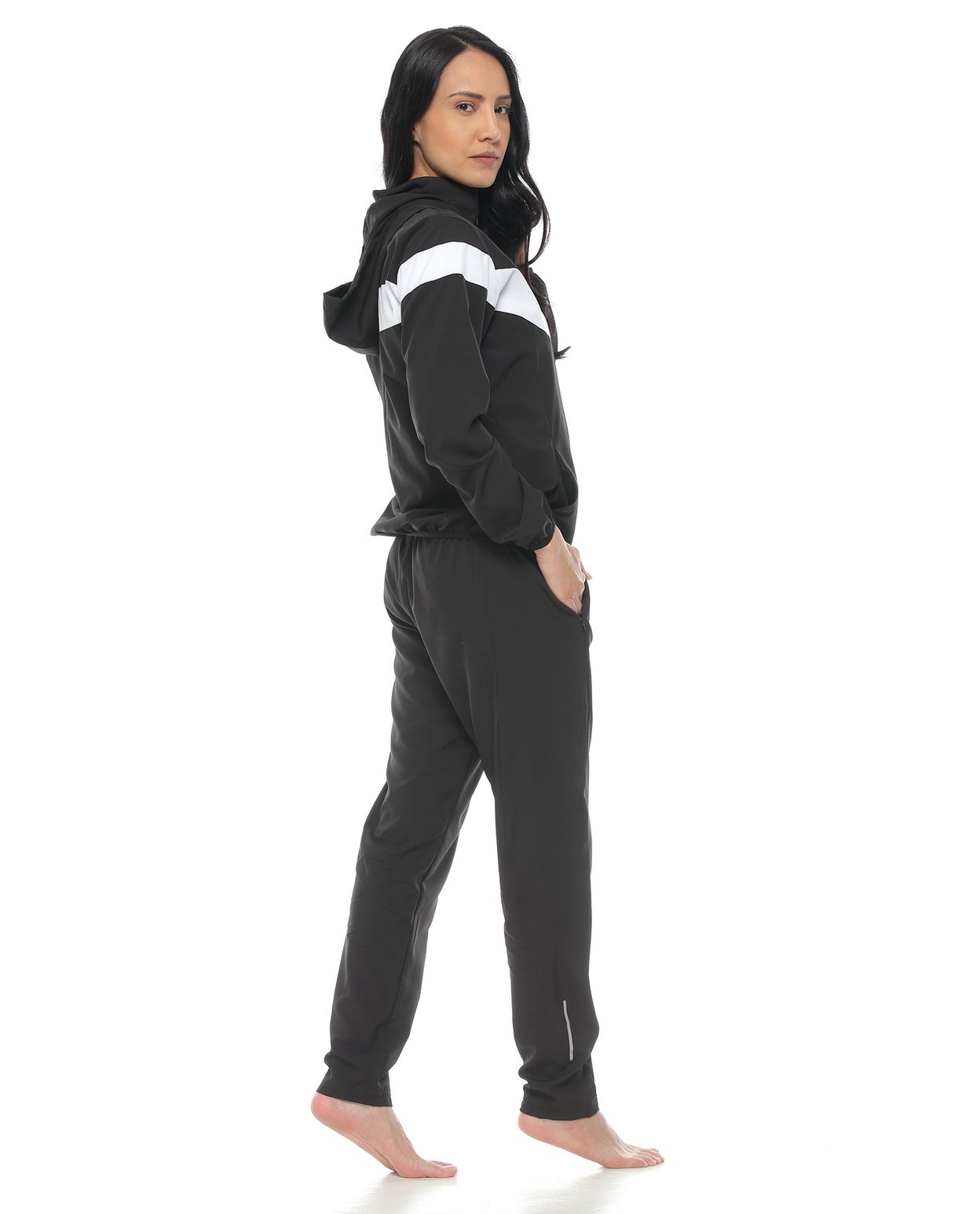 modelo con Pantalon Deportivo Negro y chaqueta autoguardable para Mujer parte lateral derecha