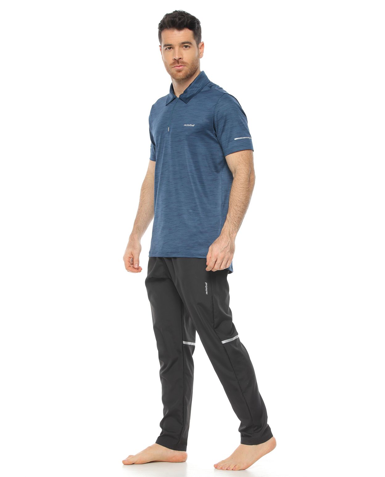 modelo con camiseta polo deportiva color petróleo y pantalon semiajustado negro para hombre cuerpo completo