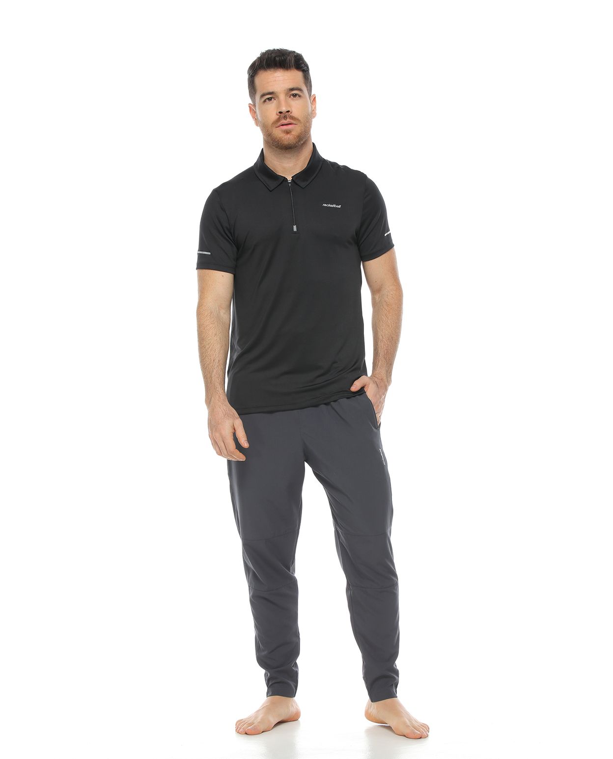 modelo con Camiseta estilo Polo negra y pantalon deportivo para Hombre parte frontal