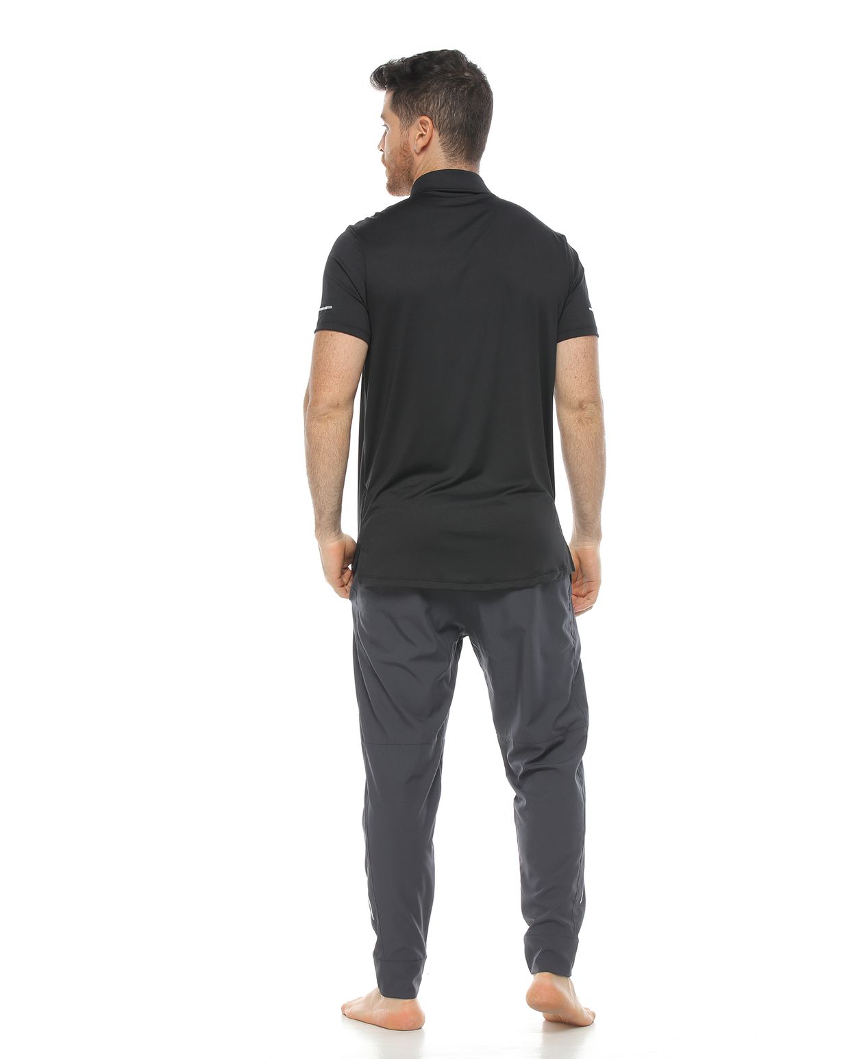 modelo con Camiseta estilo Polo negra y pantalon deportivo para Hombre parte trasera