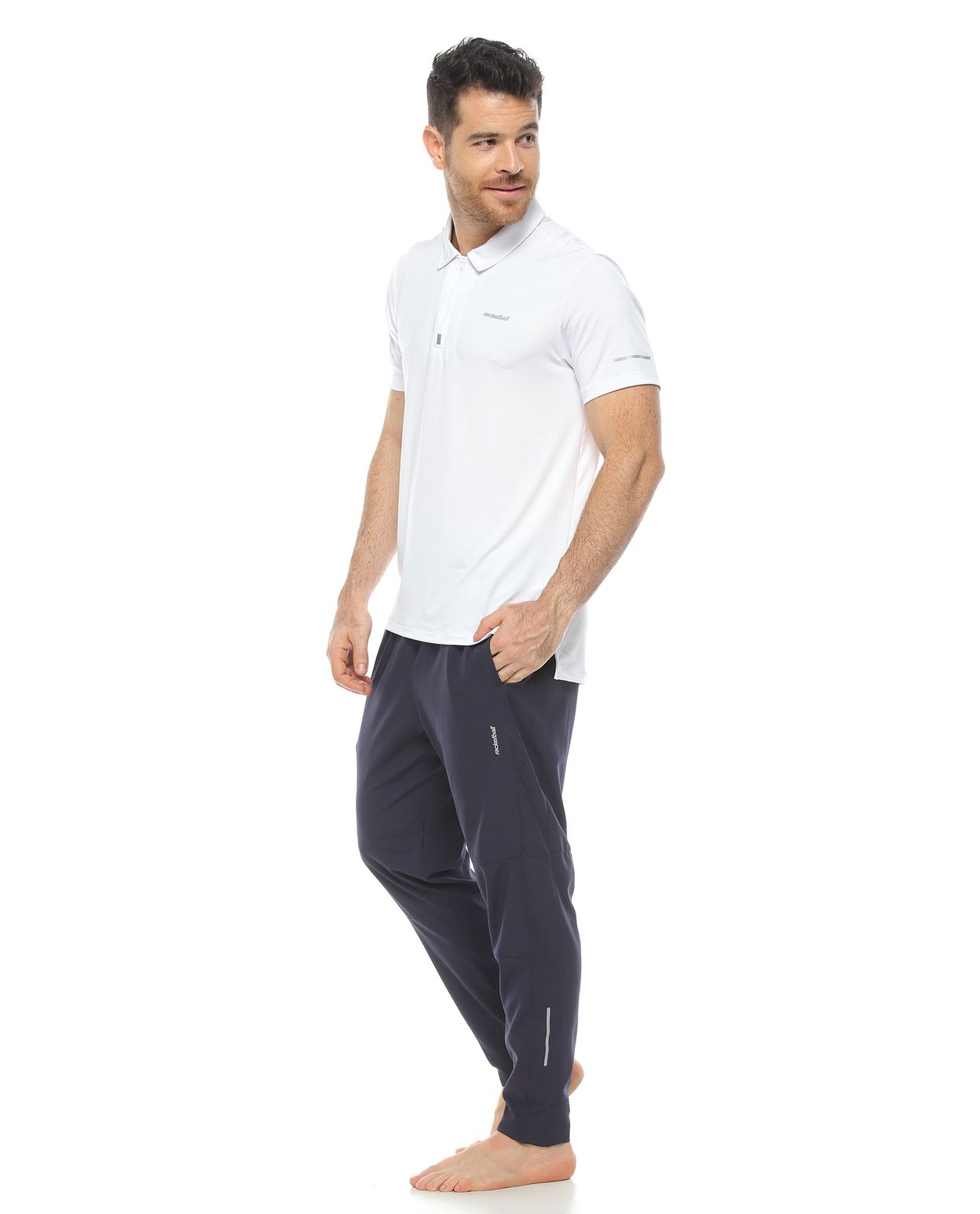 modelo con Pantalon Deportivo Azul Oscuro y camiseta tipo polo para Hombre parte lateral izquierda
