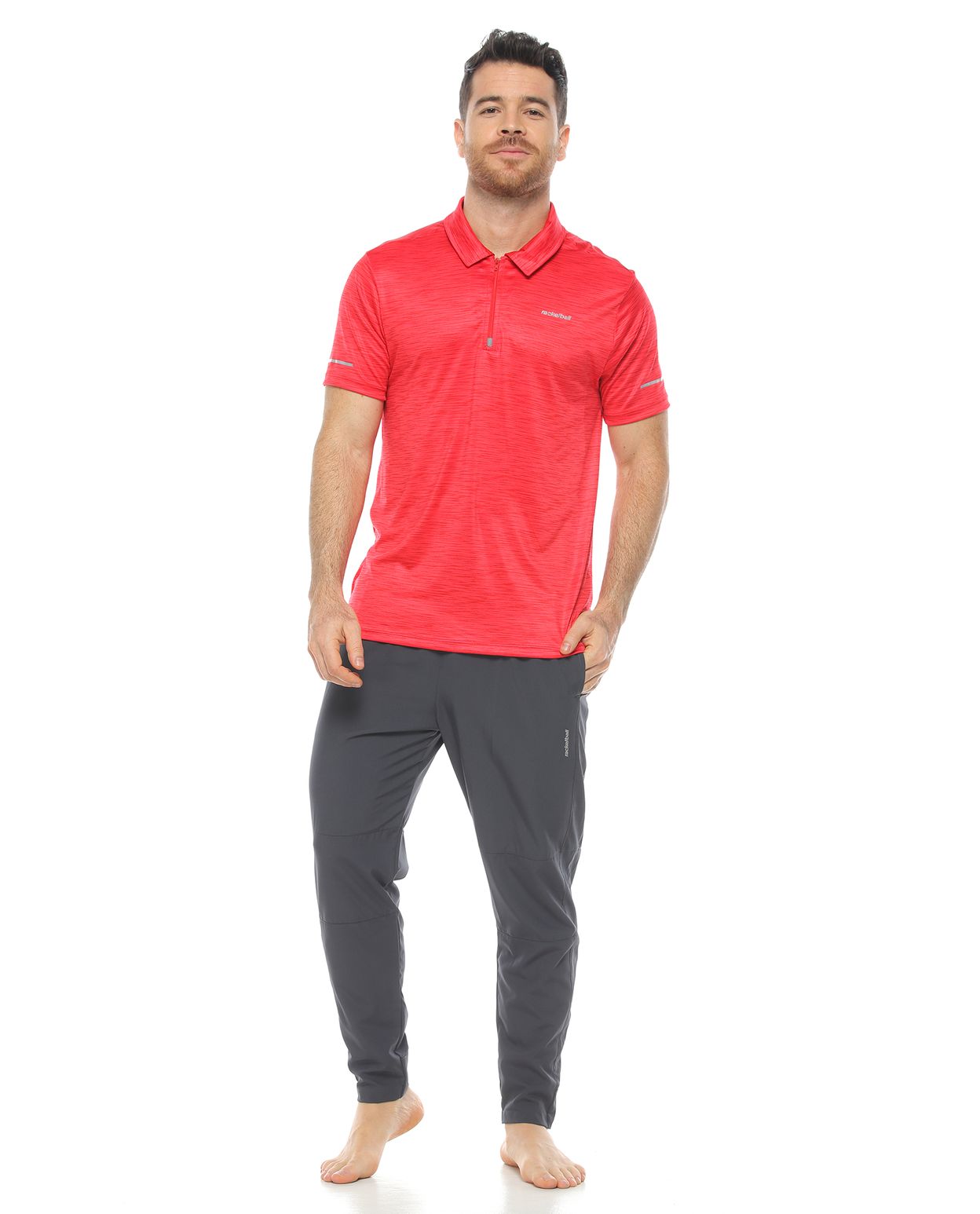 modelo con Pantalón de Sudadera Deportivo Gris y camiseta tipo polo para Hombre parte delantera