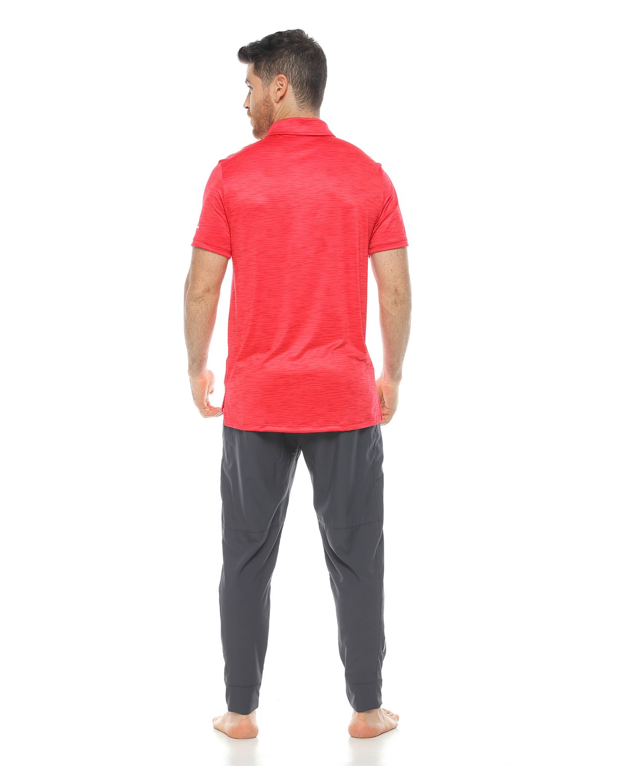 modelo con Pantalón de Sudadera Deportivo Gris y camiseta tipo polo para Hombre parte trasera