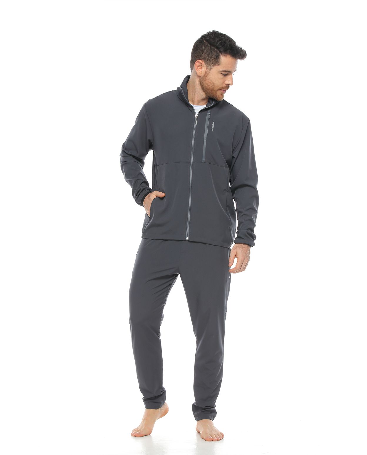 Modelo con pantalon deportivo color gris oscuro para hombre y chaqueta color gris oscuro parte frontal