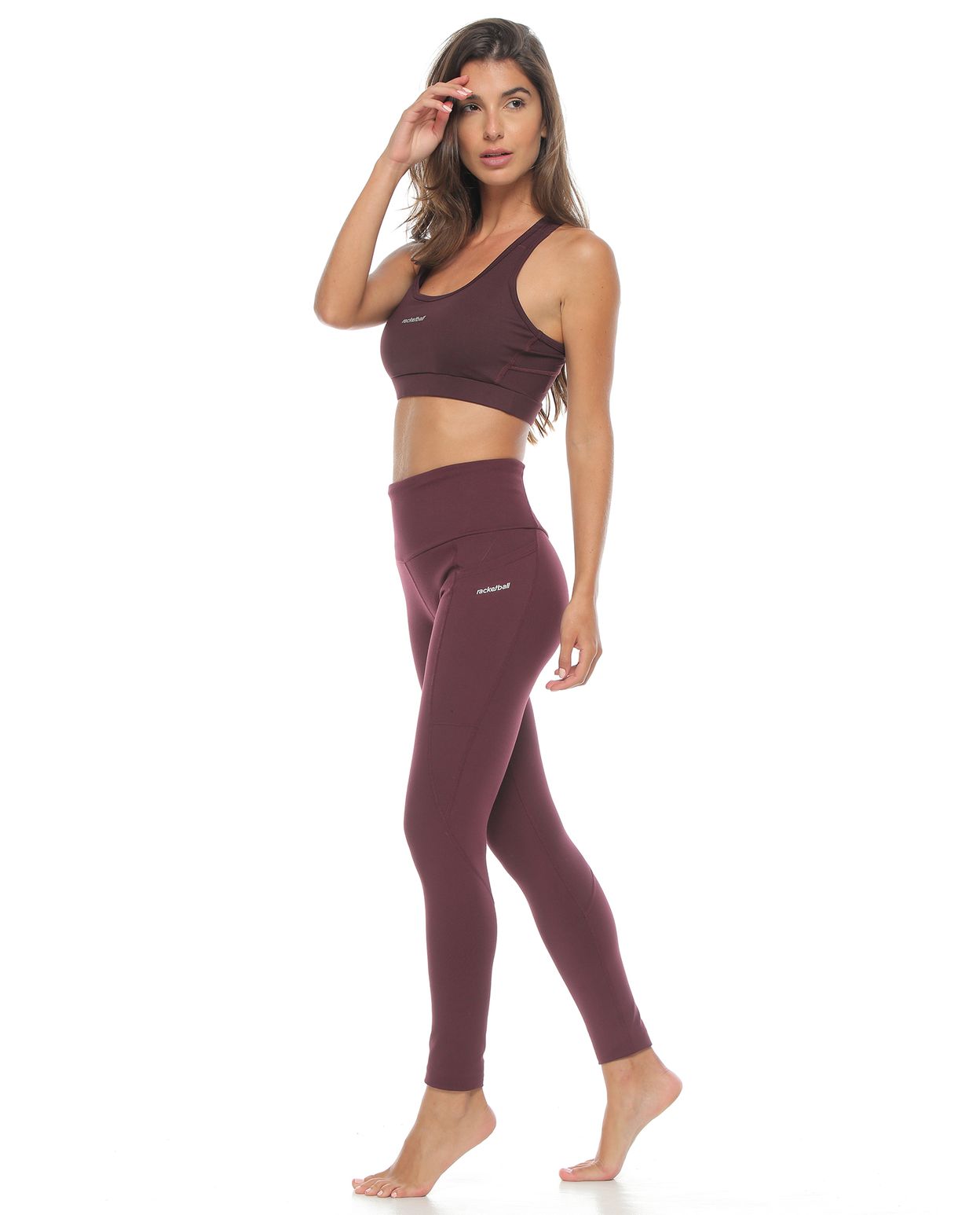 modelo con top y licra deportiva color berenjena para mujer cuerpo completo