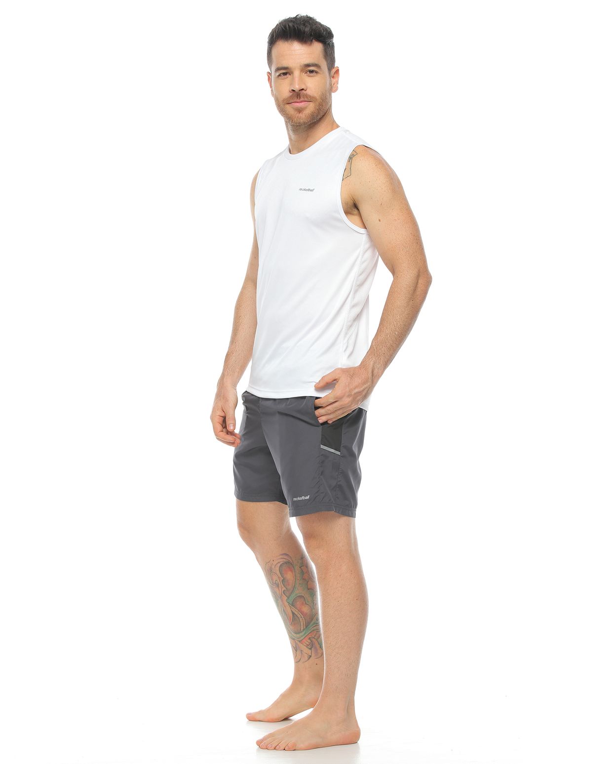 modelo con Esqueleto Deportivo Blanco y pantaloneta deportiva para Hombre parte lateral derecha