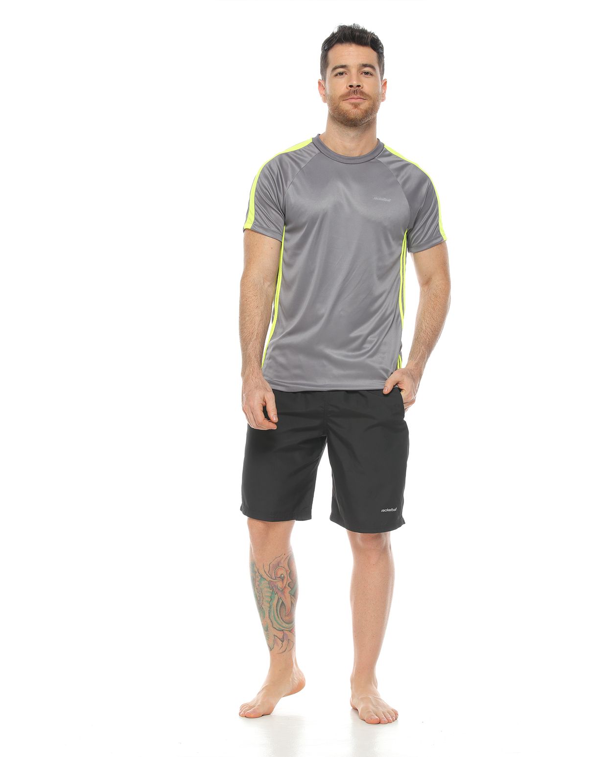 modelo con camiseta deportiva color gris y pantaloneta deportiva color negro para hombre cuerpo completo