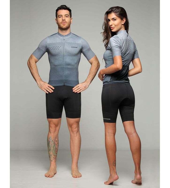 modelos con camiseta de ciclismo unisex color gris y licra corta color negro cuerpo completo