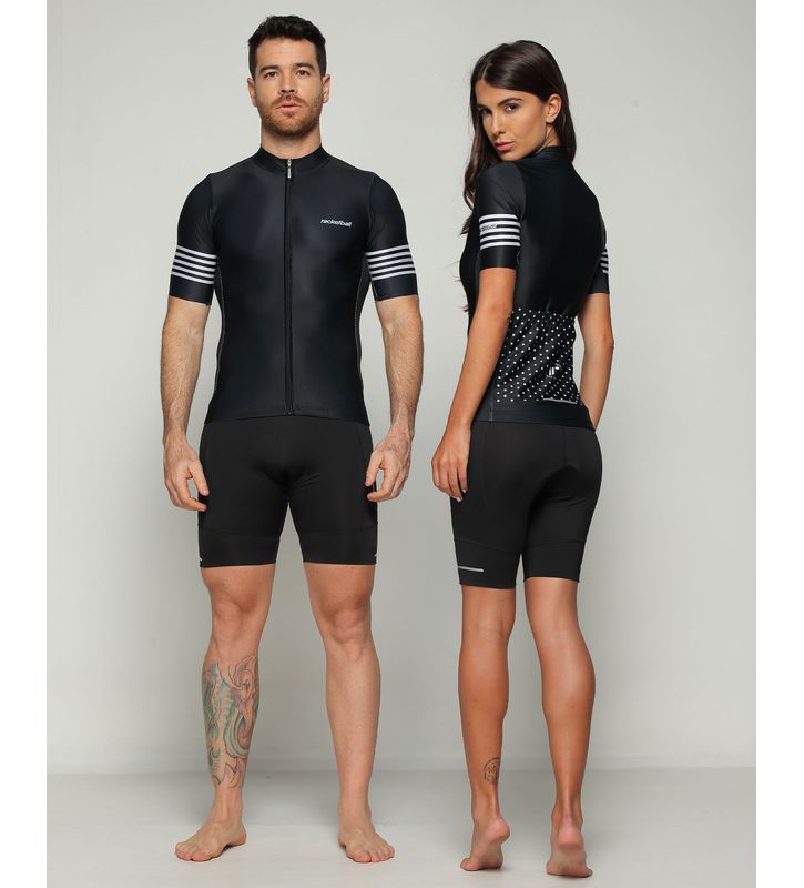 modelos con camiseta de ciclismo unisex color negro y licra corta color negro cuerpo completo