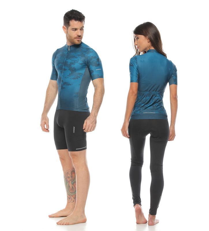 modelos con camiseta de ciclismo unisex color petroleo y licra color negro cuerpo completo  parte trasera y delantera