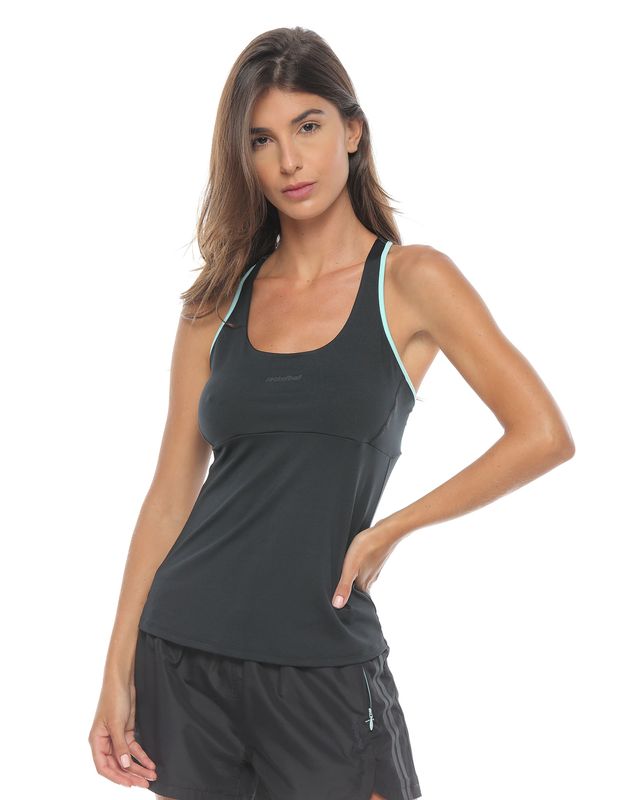 modelo con esqueleto deportivo color negro para mujer