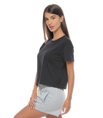 modelo con camiseta basica negra manga corta mujer parte lateral derecha