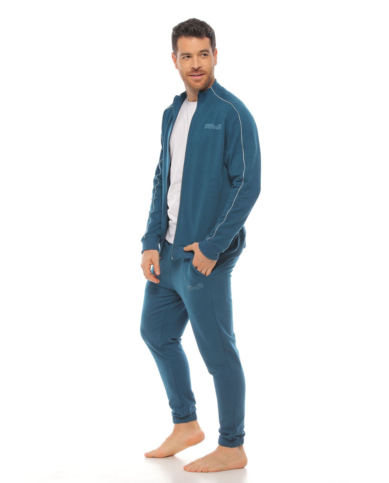 modelo con pantalón jogger deportivo y chaqueta color petróleo para hombre cuerpo completo parte lateral derecha