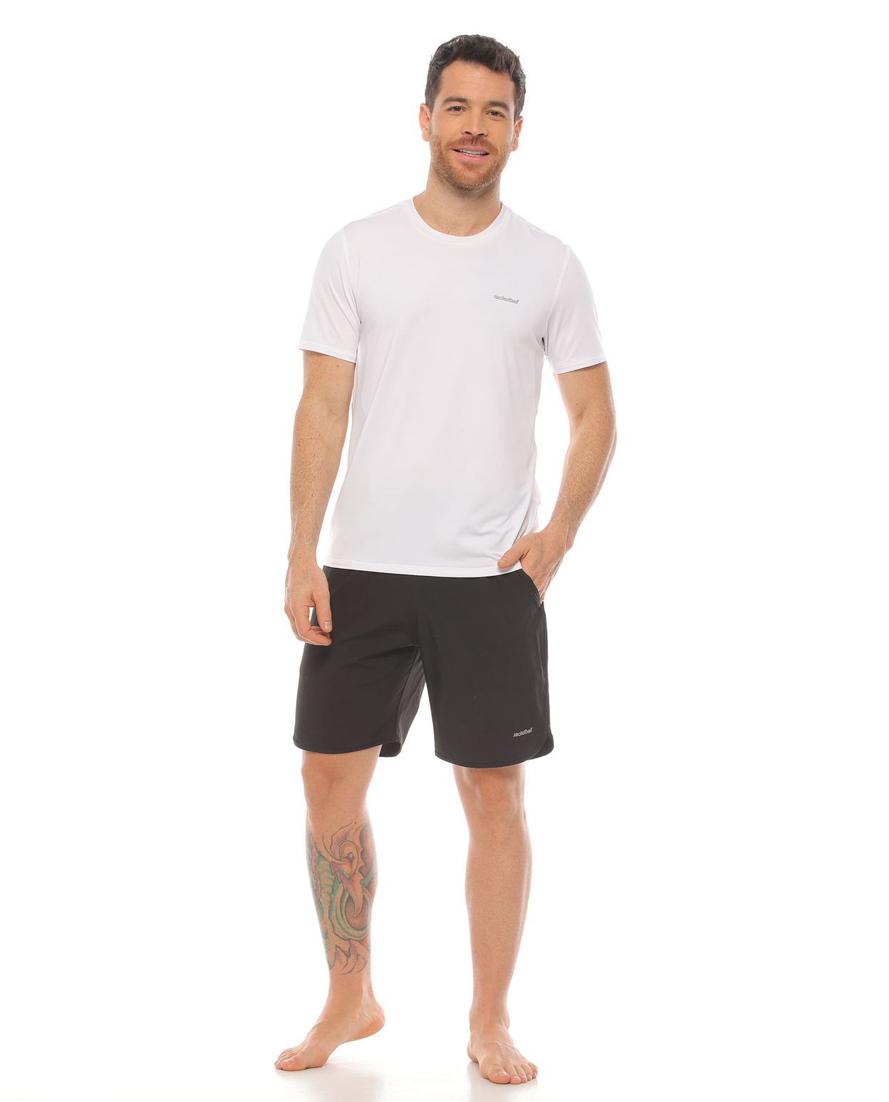 modelo con pantaloneta deportiva color negro y camiseta deportiva color blanco cuerpo completo