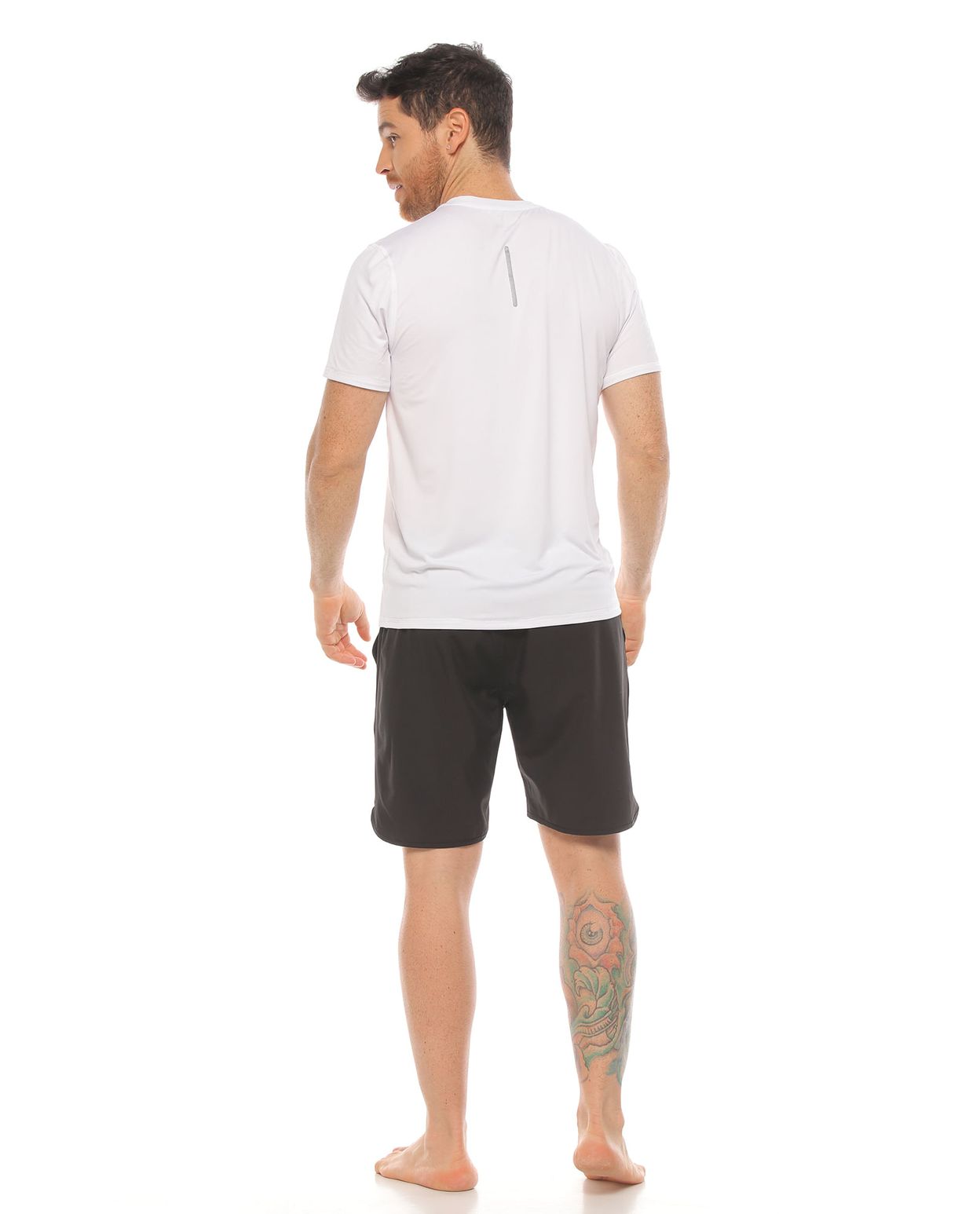 modelo con pantaloneta deportiva color negro y camiseta deportiva color blanco cuerpo completo parte trasera