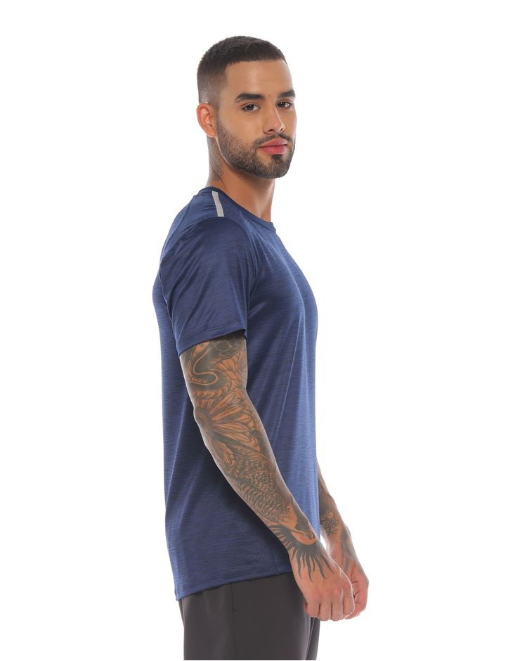 camiseta azul oscuro manga corta para hombre parte lateral derecha