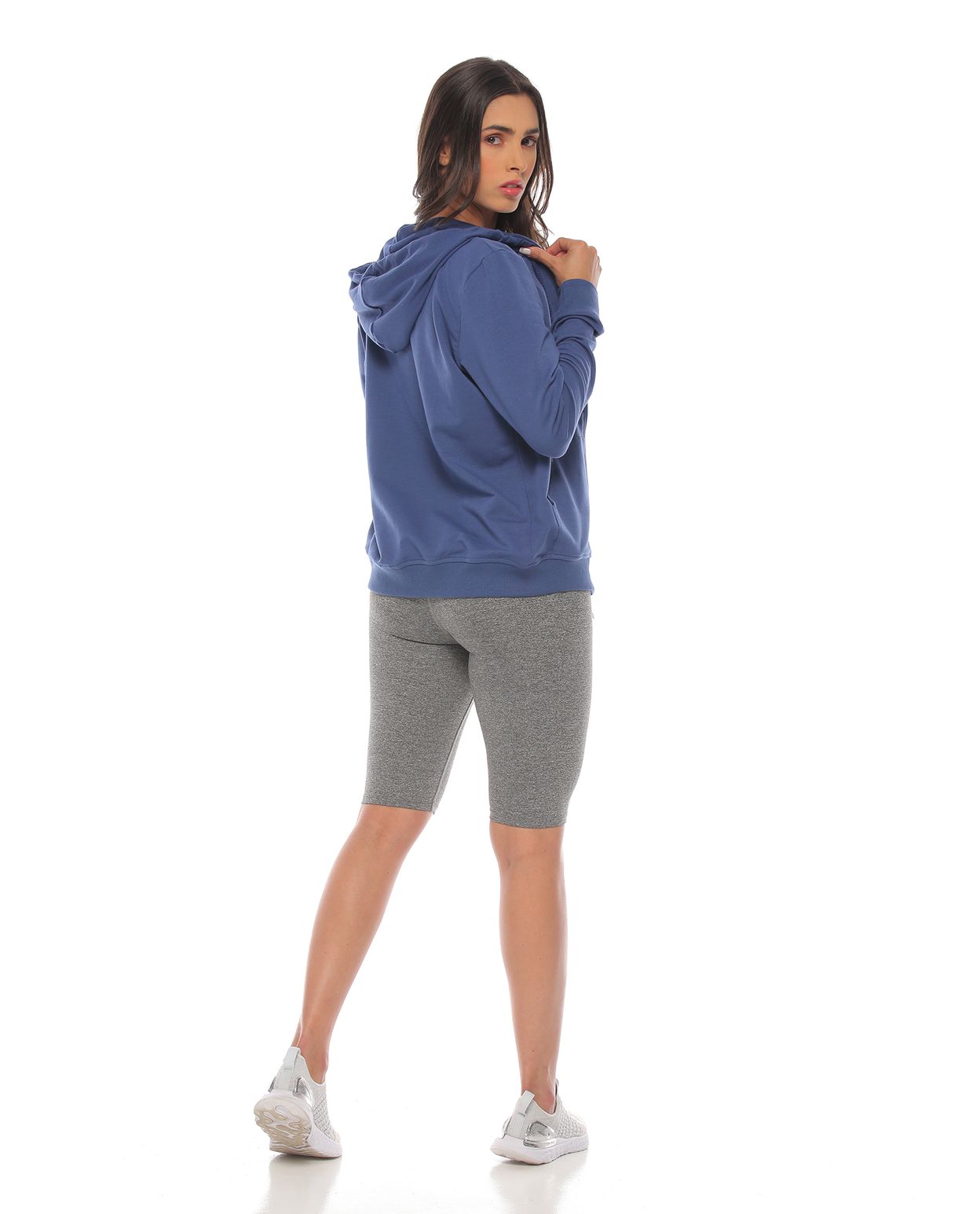 modelo con buzo deportivo con capota color azul y top y short deportivo color gris para mujer cuerpo completo parte trasera