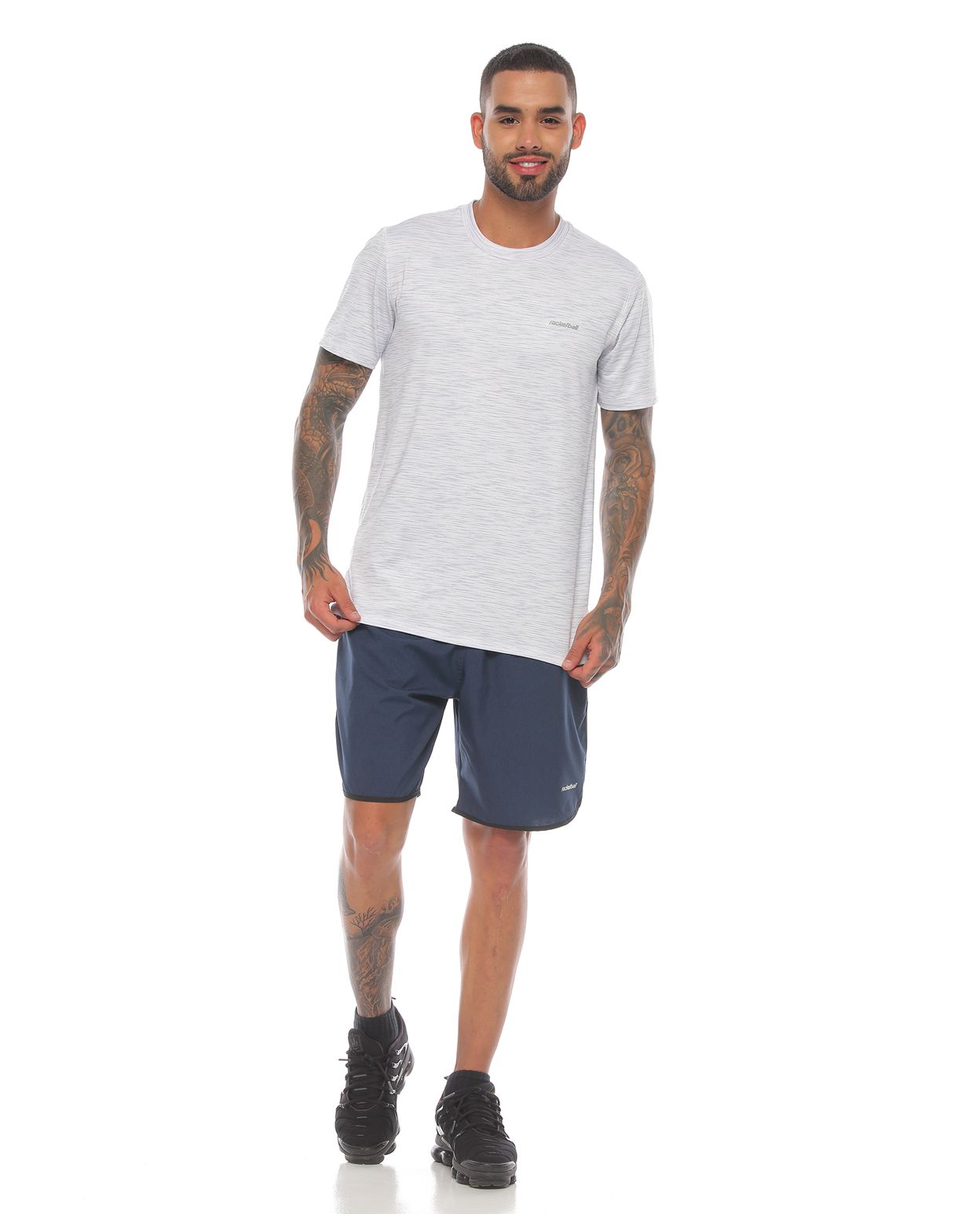 modelo con pantaloneta deportiva color petroleo negro y camiseta manga corta deportiva color blanca para hombre cuerpo completo