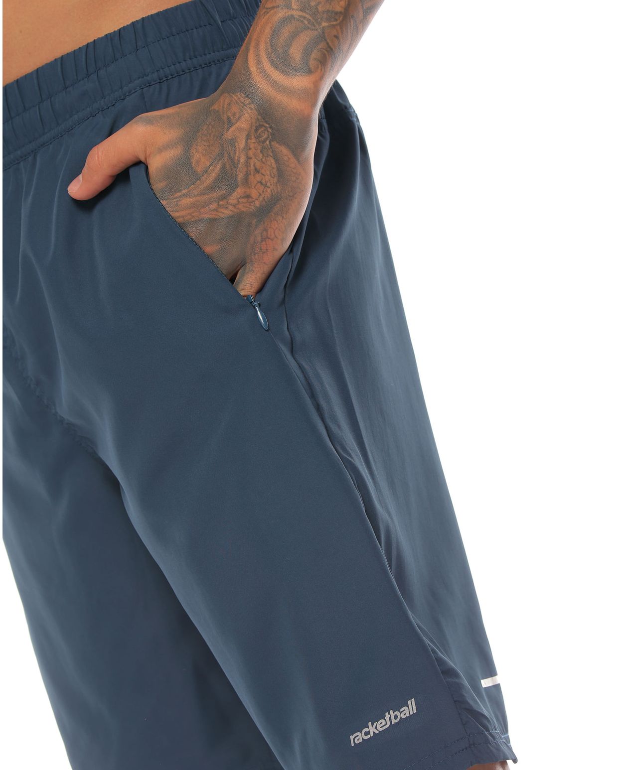 pantaloneta deportiva color petroleo con bolsillo parte lateral derecha
