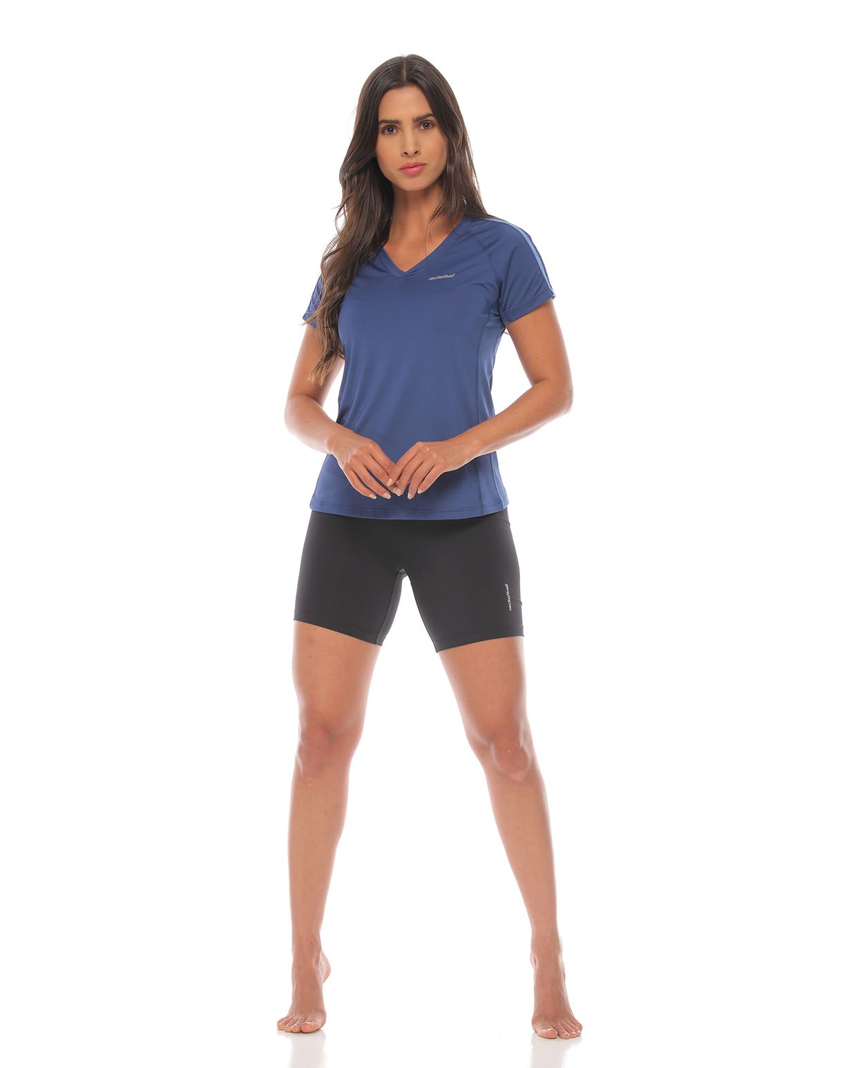 modelo con camiseta cuello v color azul hortensia y short color negro para mujer cuerpo completo