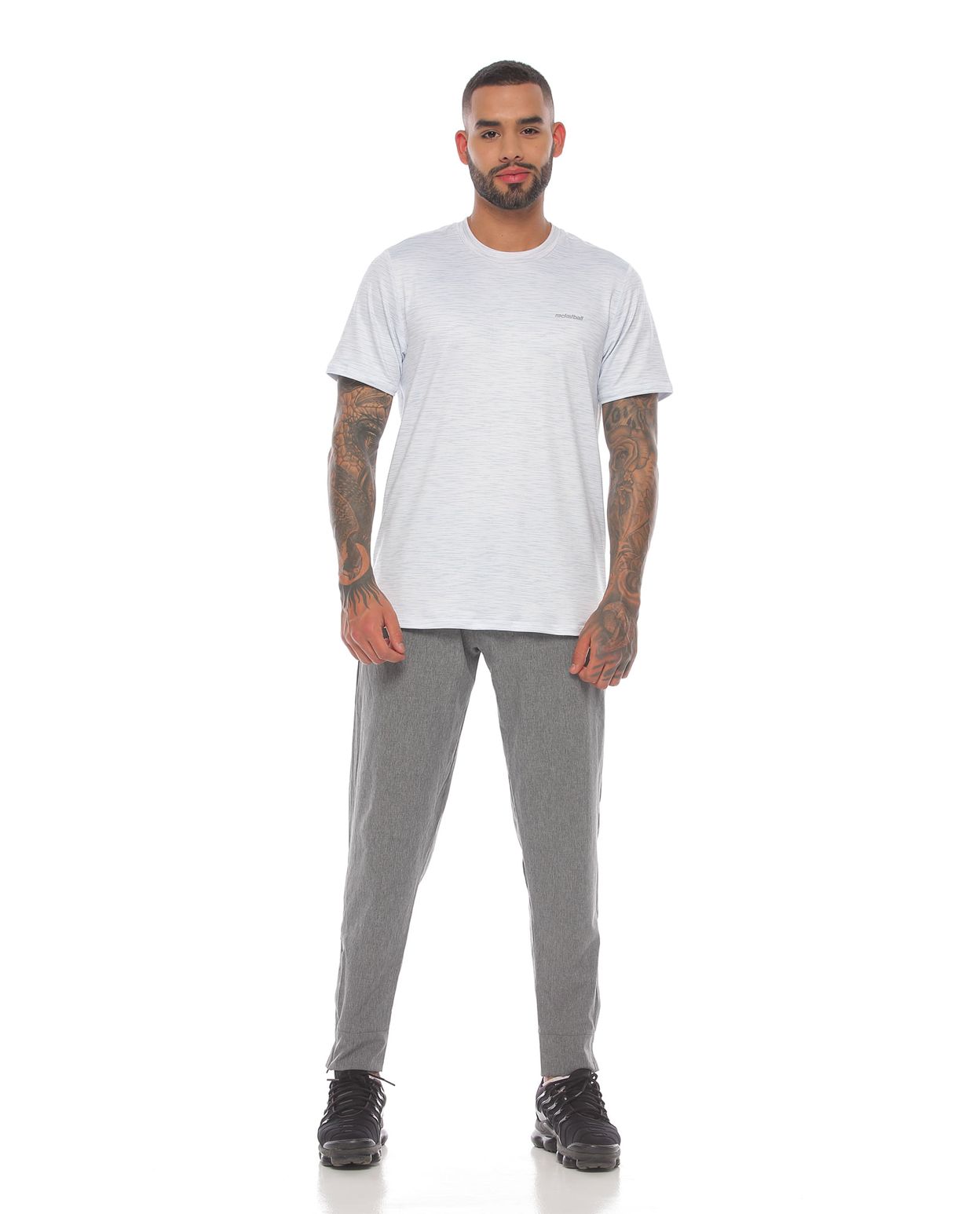 modelo con Camiseta Deportiva Manga Corta Blanca con pantalon deportivo para Hombre