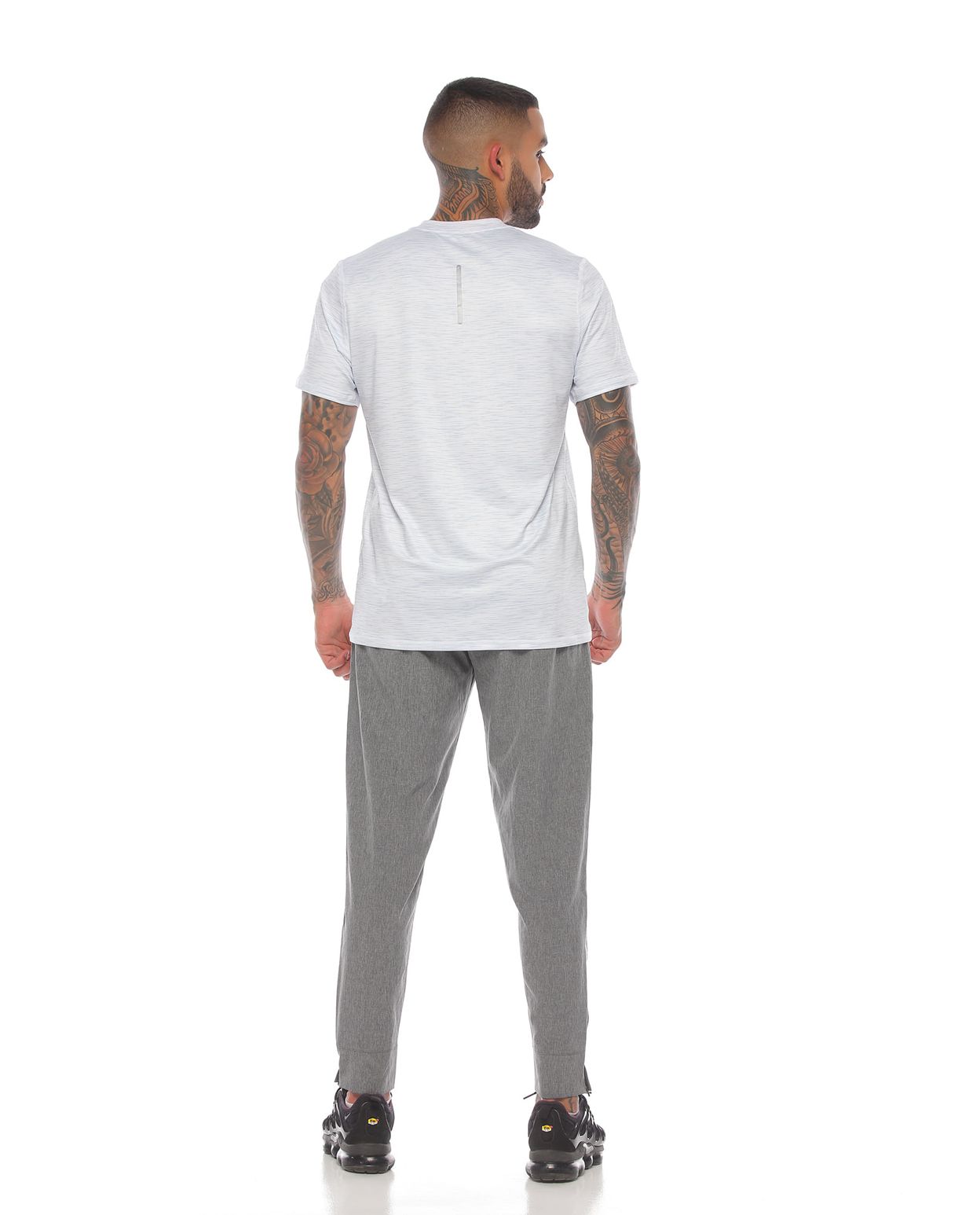 modelo con Camiseta Deportiva Manga Corta Blanca con pantalon deportivo para Hombre parte trasera