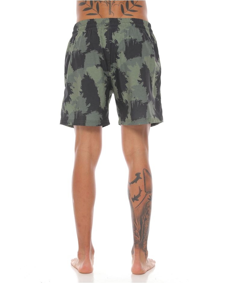 pantaloneta corta de playa color verde militar para hombre parte trasera