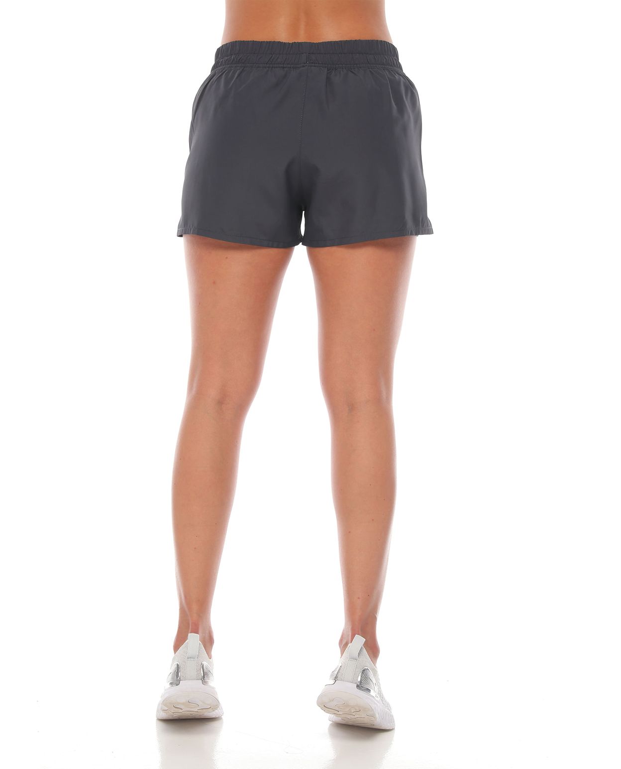 pantaloneta running deportiva color gris con fit interior para mujer parte trasera