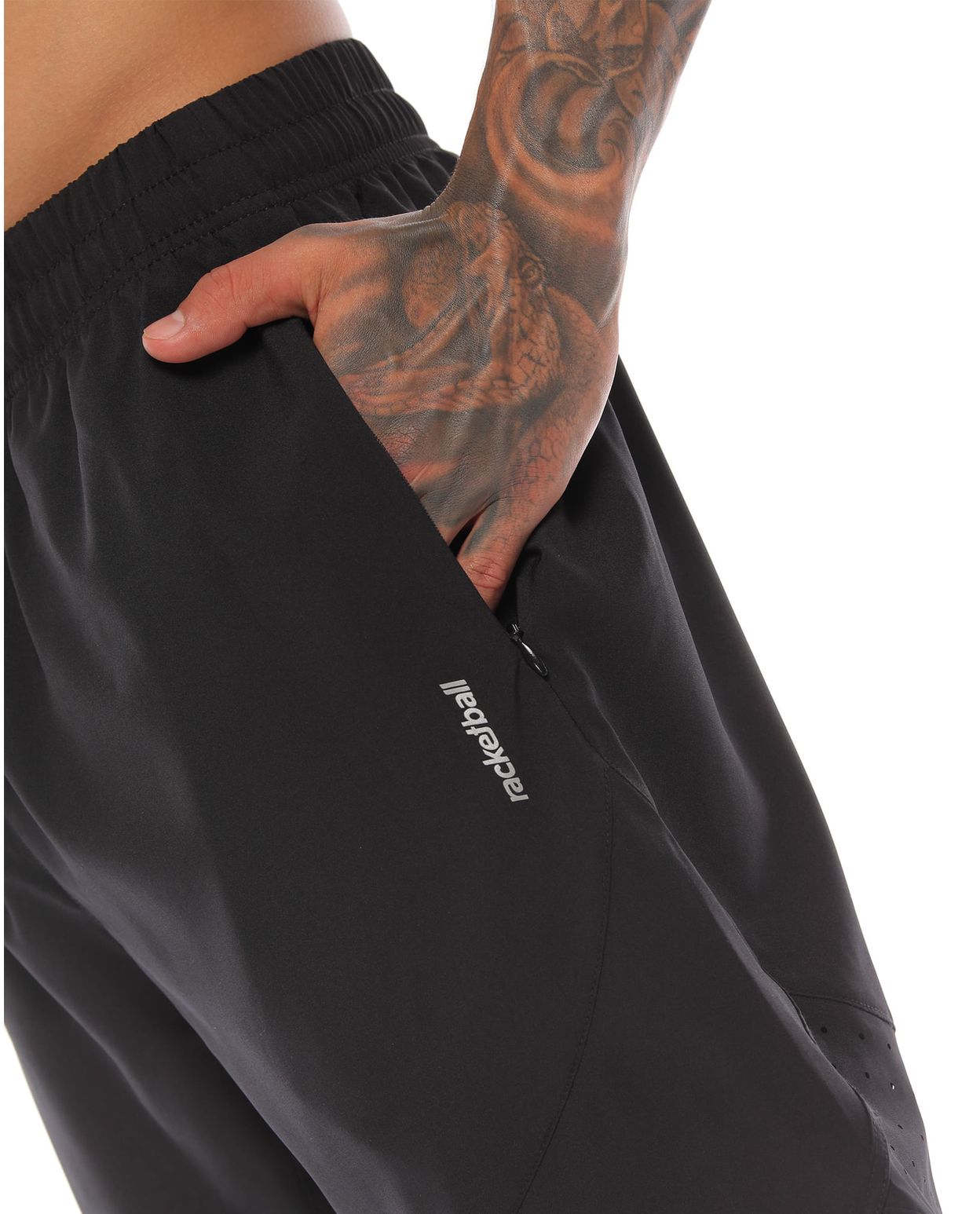 pantaloneta deportiva color negro para hombre parte lateral izquierda con bolsillo fncional logo rackebtall