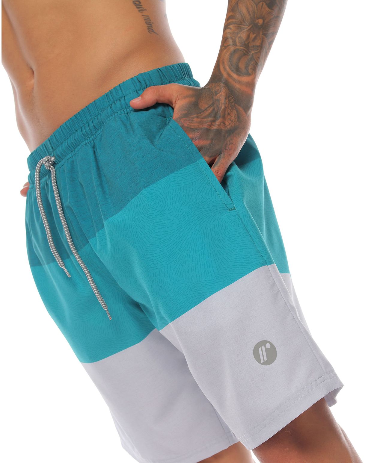 pantaloneta de playa larga color jade para hombre parte lateral derecha con bolsillo funcional y logo racketball