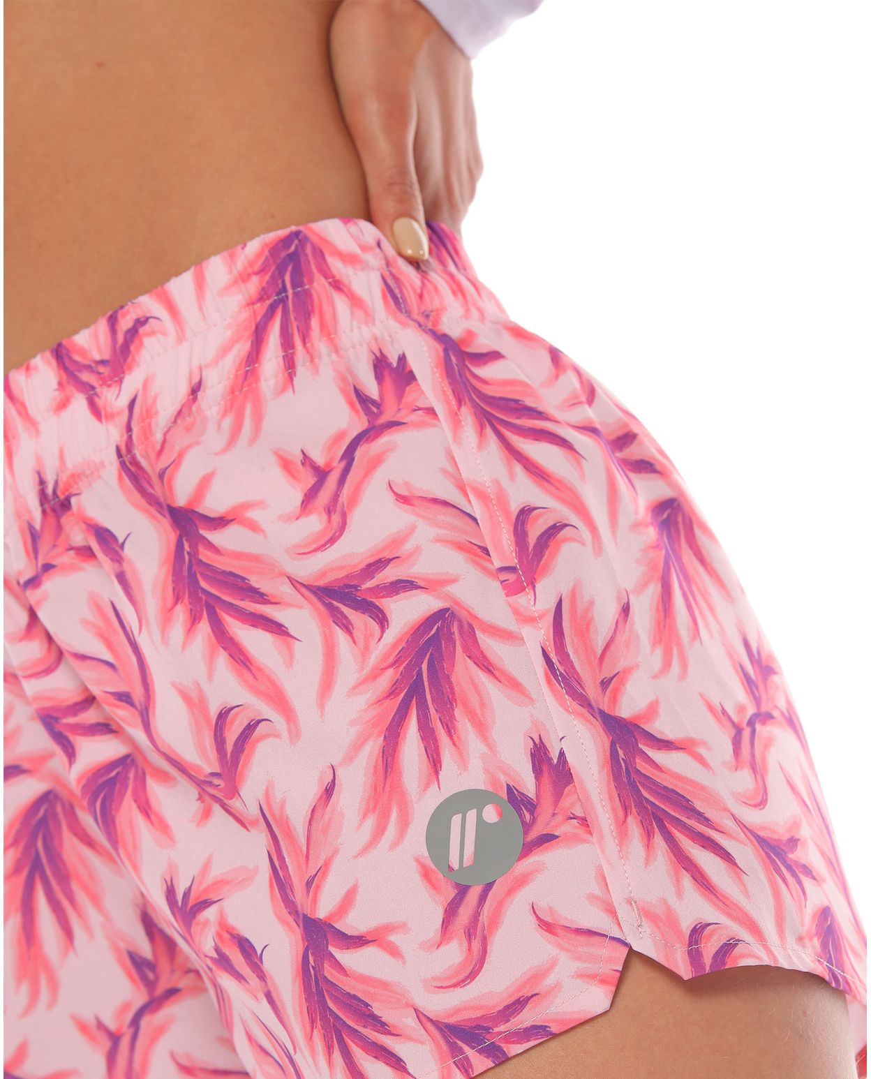 short de playa color rosa con estampado para mujer parte lateral derehca con logo racketball