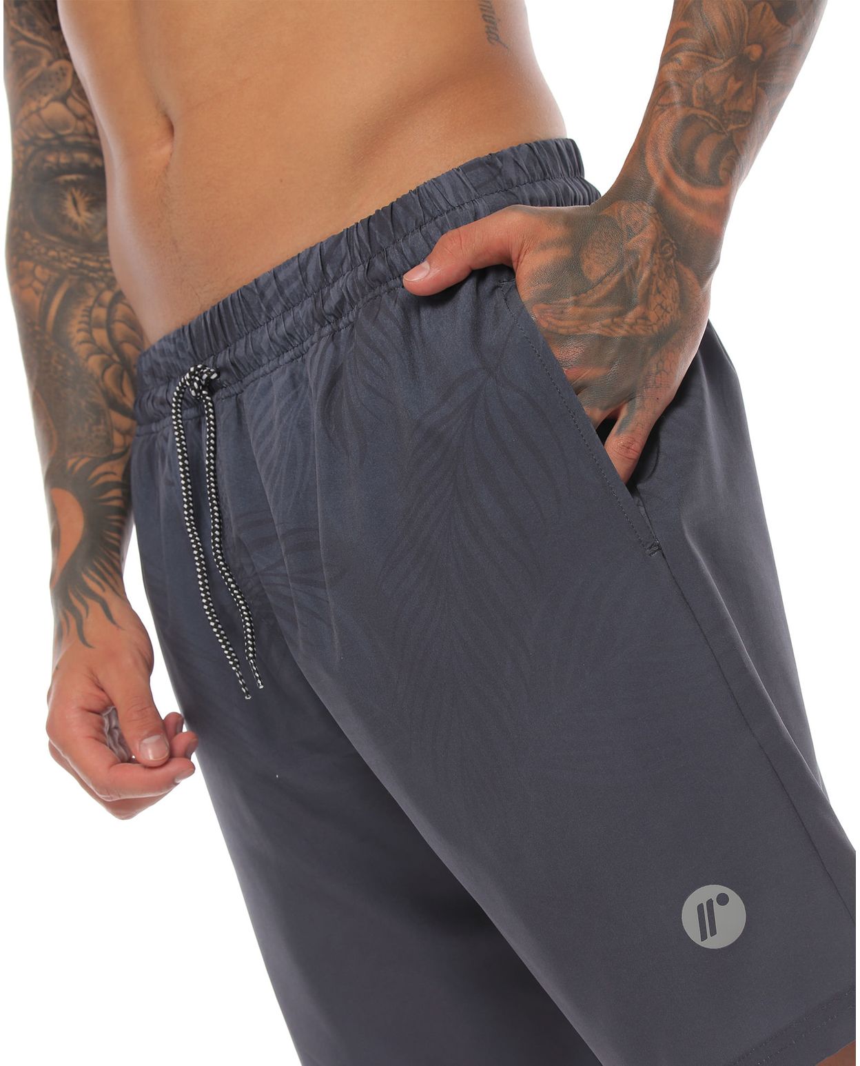 pantaloneta de playa larga color gris oscuro para hombre parte lateral izquierda con bolsillo funcional