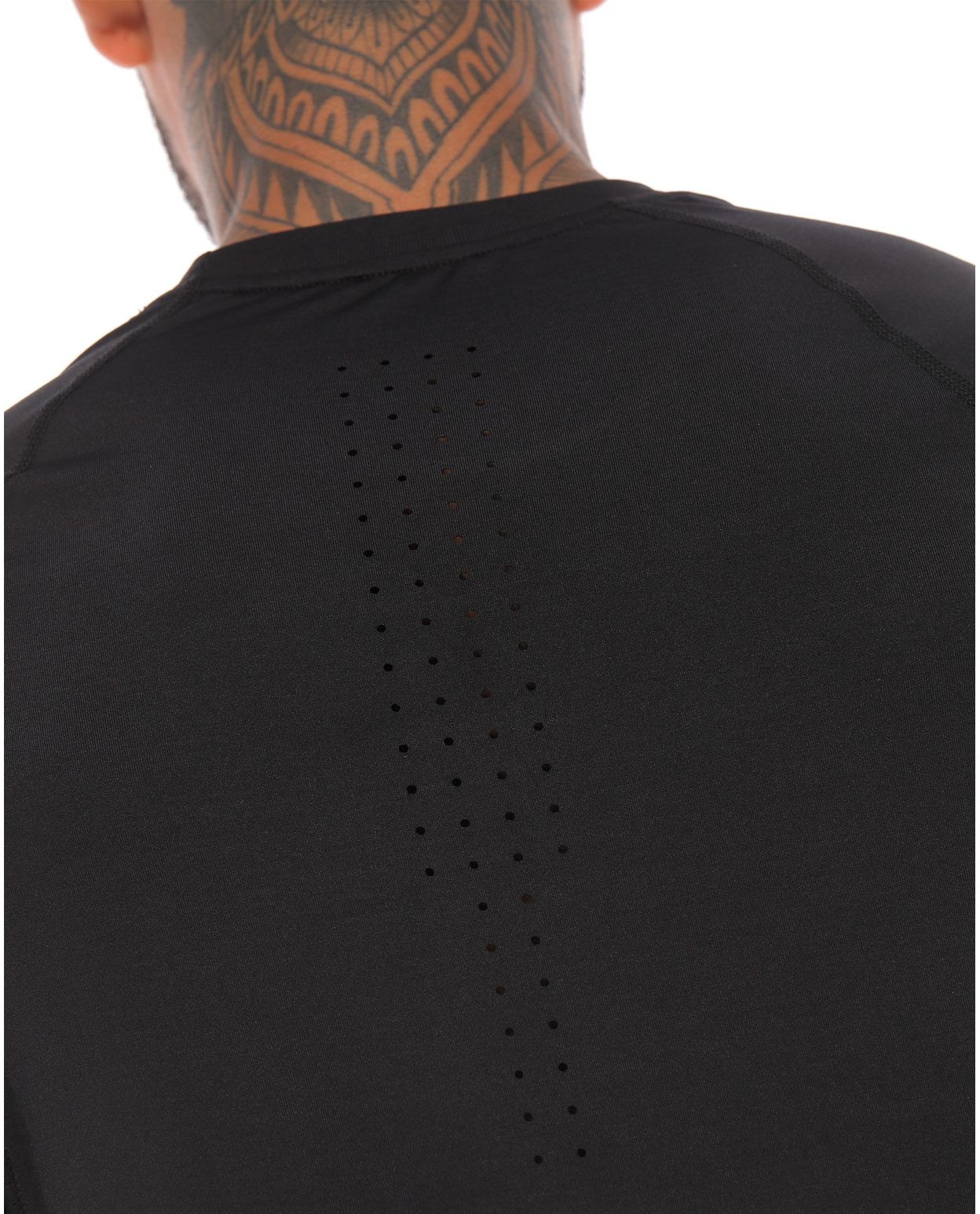 camiseta deportiva manga corta color negro para hombre parte trasera cortes transpirables