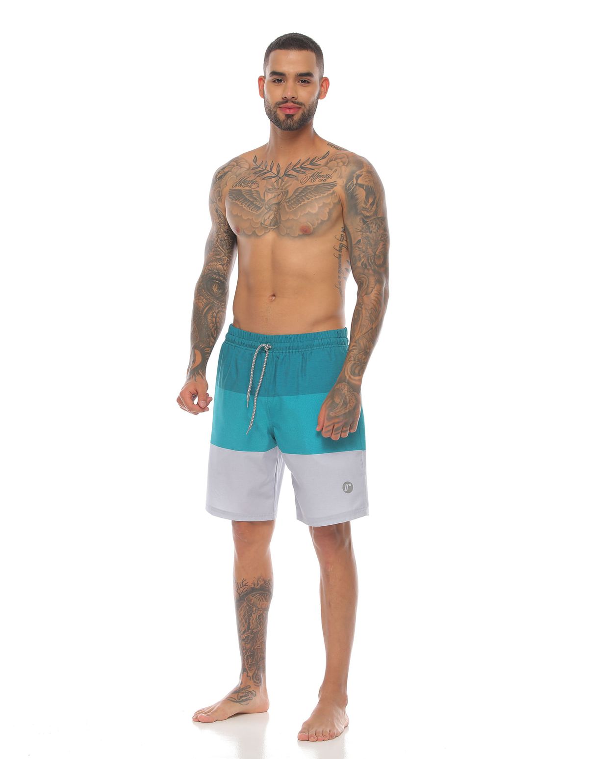 modelo con pantaloneta de playa larga color jade para hombre cuerpo completo