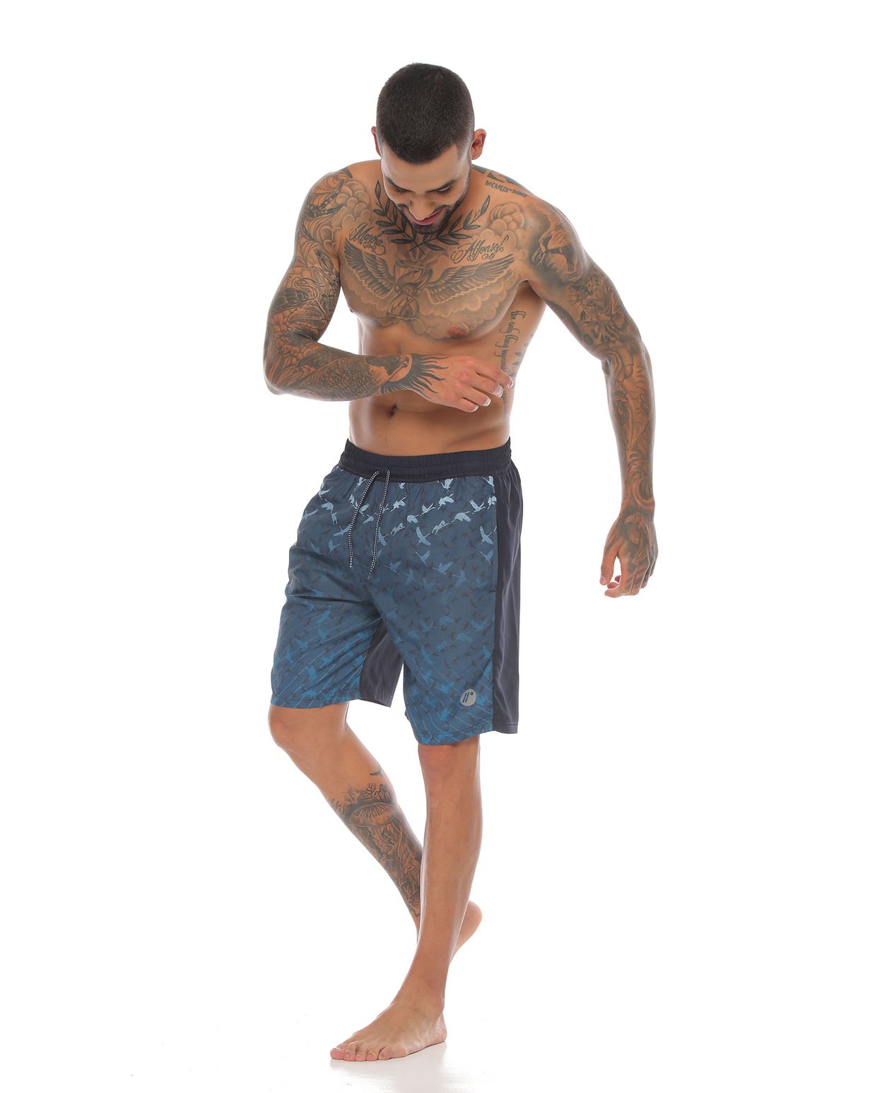 modelo con pantaloneta de playa larga color azul para hombre