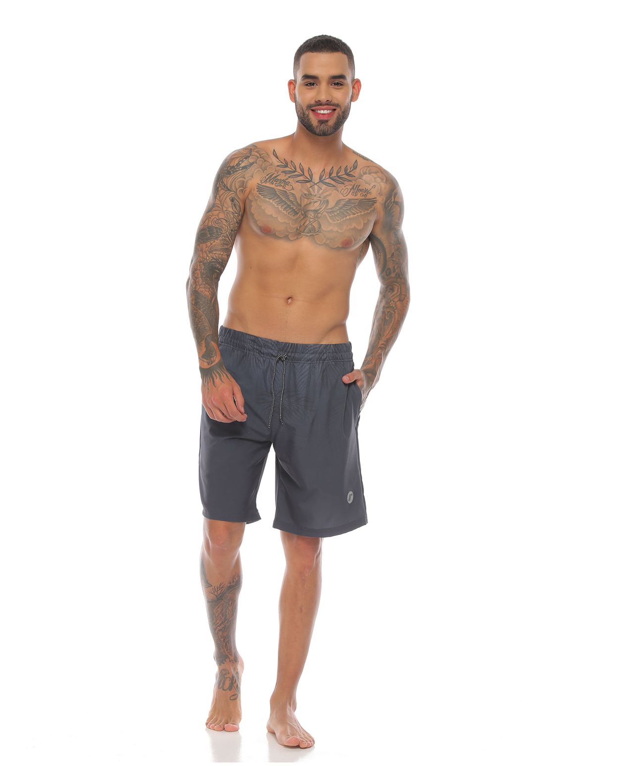 modelo con pantaloneta de playa larga color gris oscuro para hombre cuerpo completo