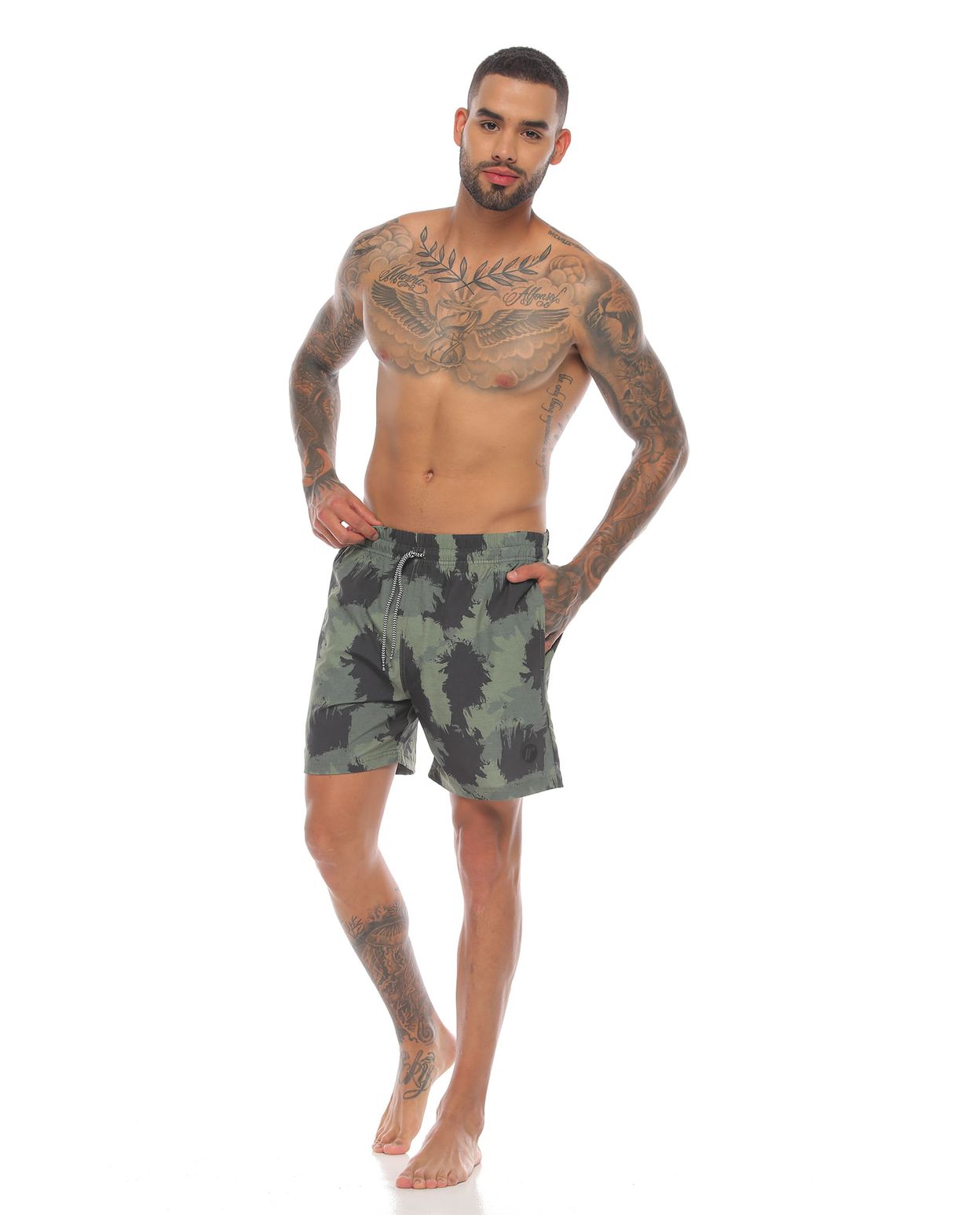modelo con pantaloneta corta de playa color verde militar para hombre cuerpo completo
