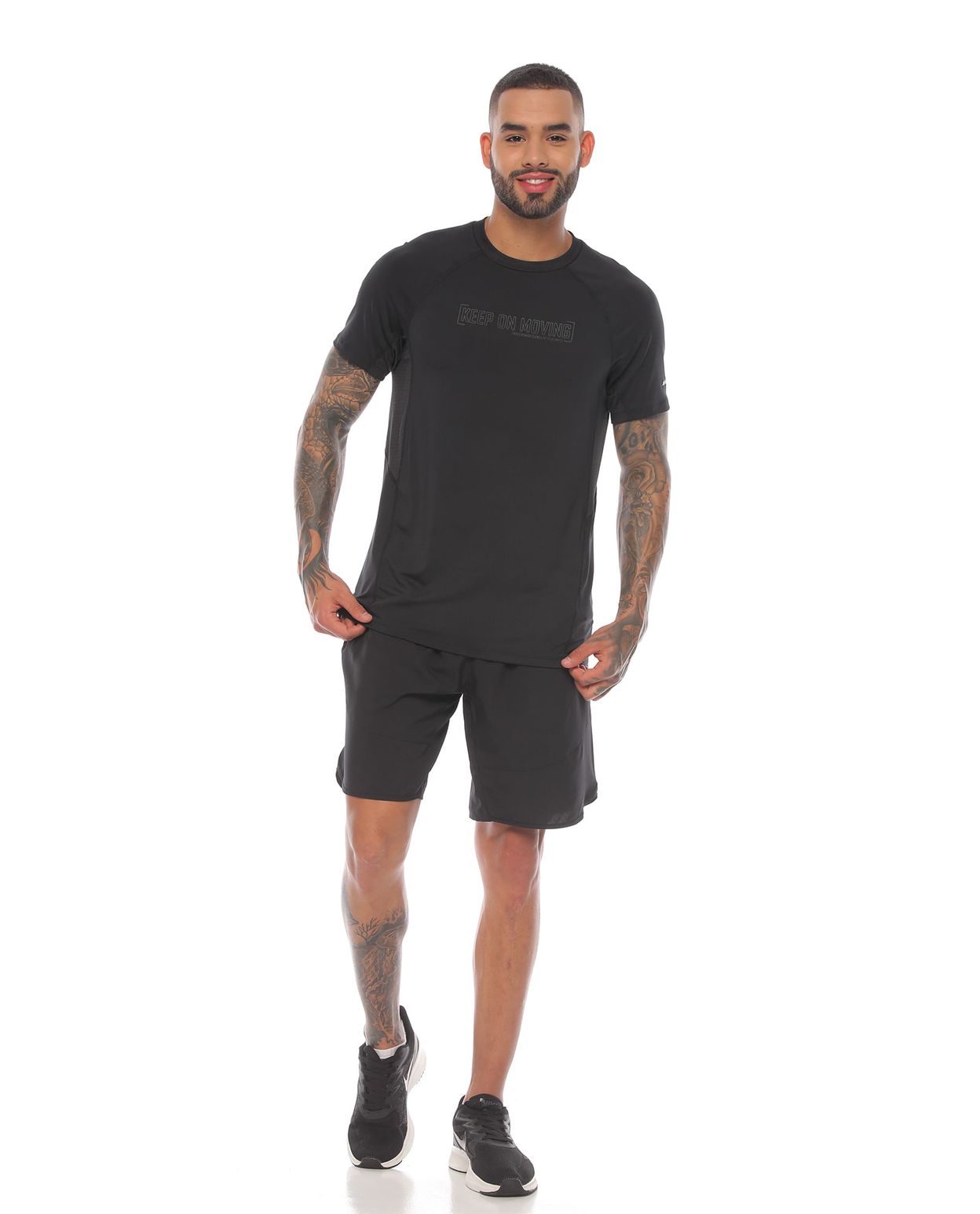 modelo con camiseta manga corta y pantaloneta deportiva color negro para hombre cuerpo completo