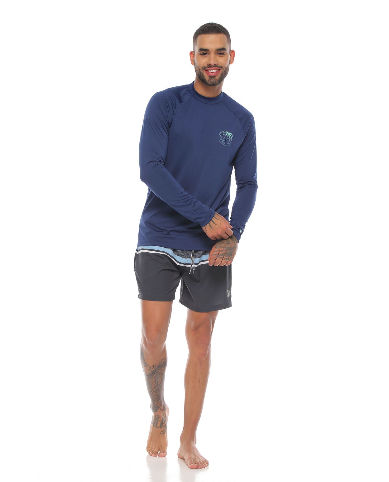 modelo con pantaloneta corta de playa color negro y camibuso color azul para hombre cuerpo completo
