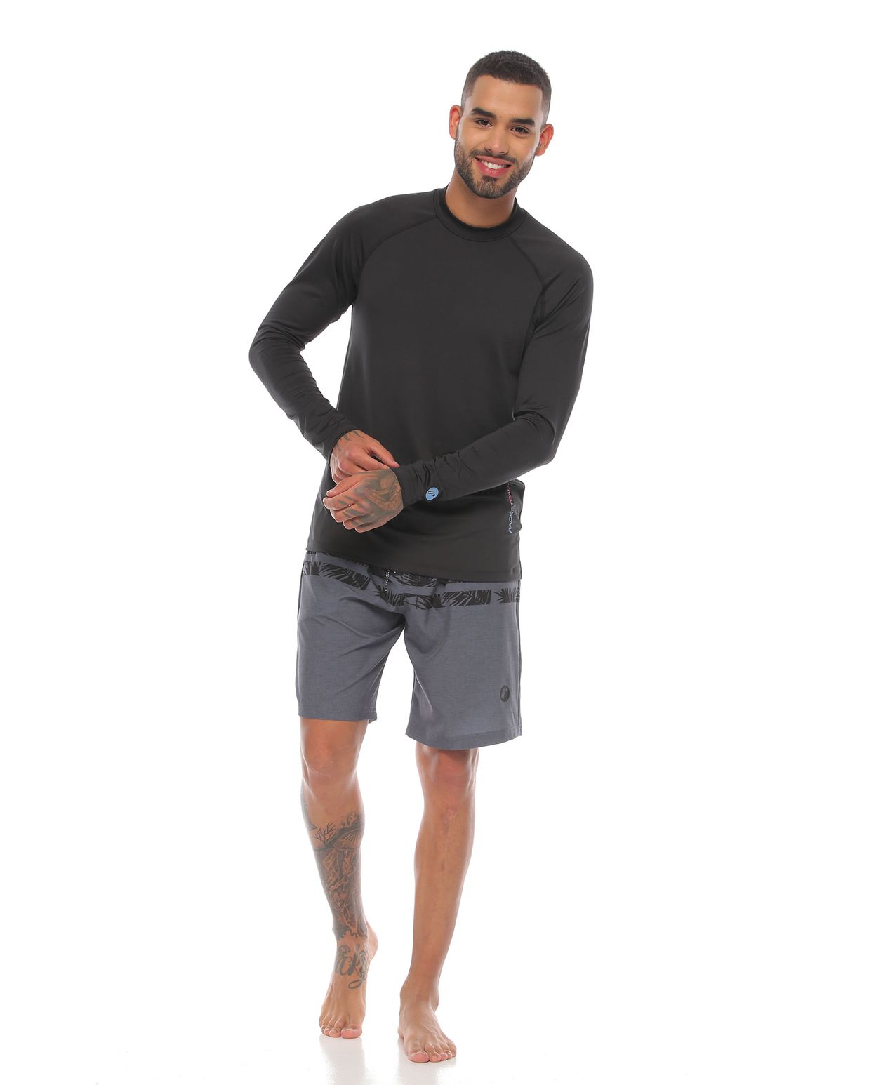 modelo con pantaloneta de playa larga y camibuso con proteccion uv color negro para hombre cuerpo completo