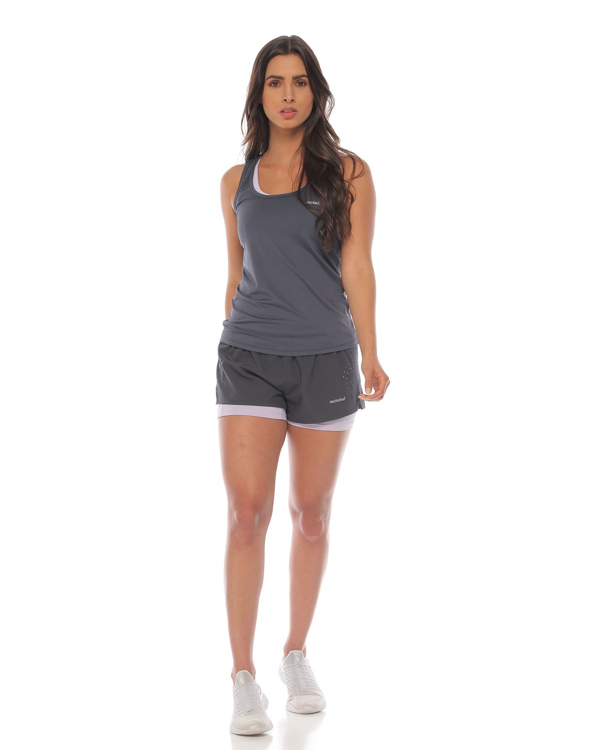 modelo con pantaloneta running deportiva y esqueleto deportivo color gris oscuro para mujer cuerpo completo