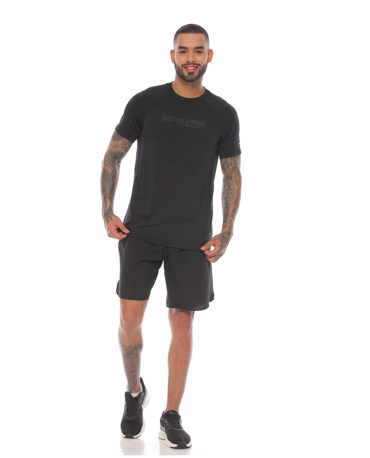 modelo con pantaloneta y camiseta manga corta deportiva color negro para hombre cuerpo completo