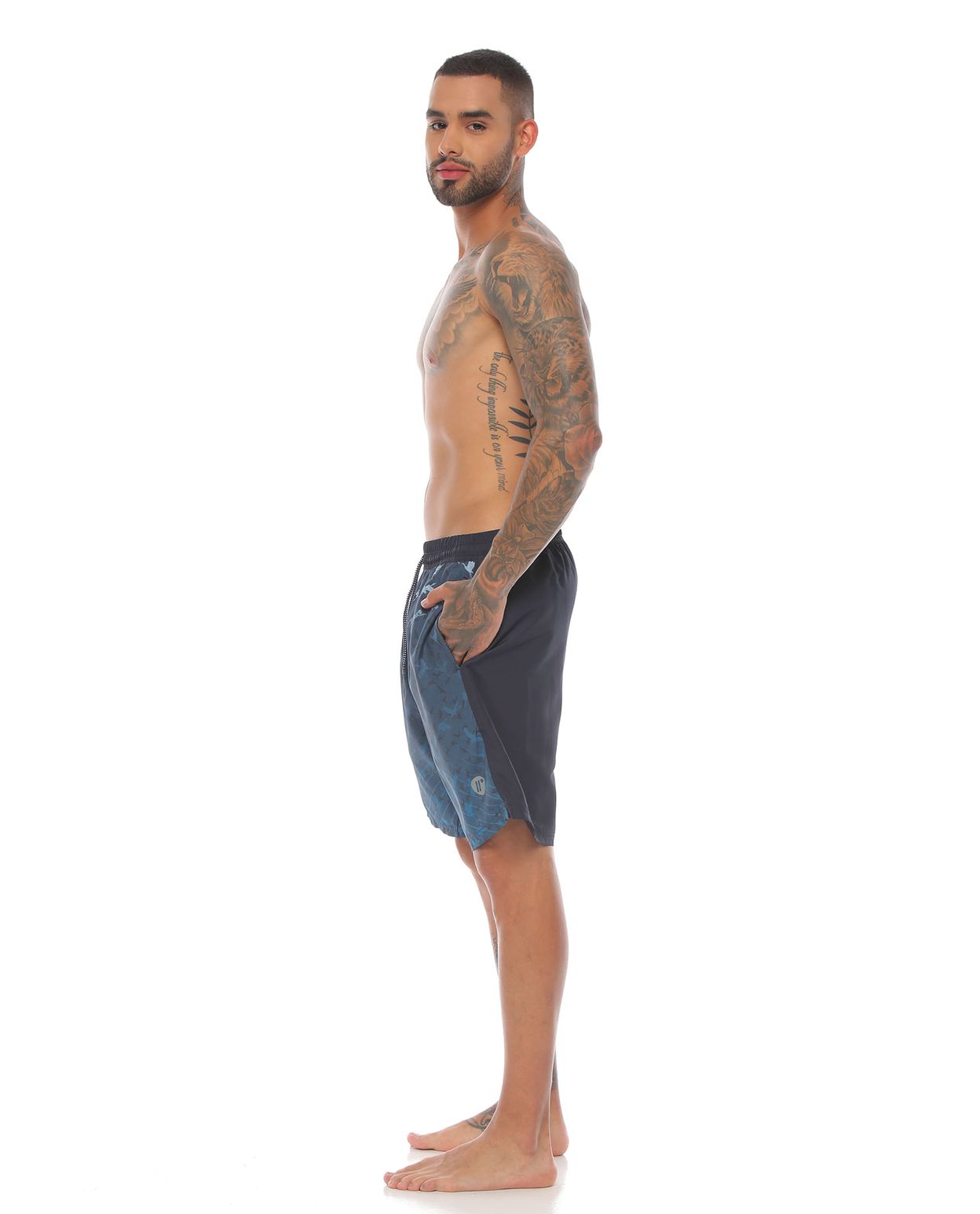 modelo con pantaloneta de playa larga color azul para hombre parte lateral izquierda