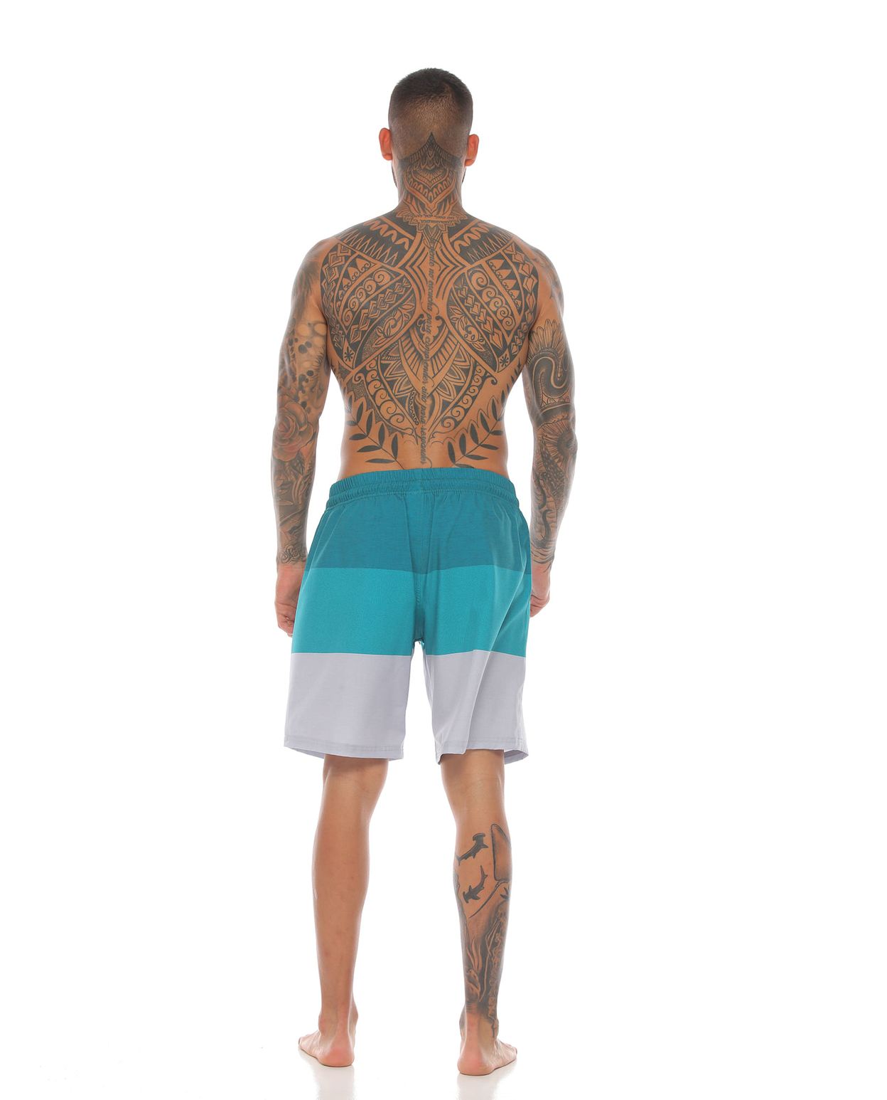 modelo con pantaloneta de playa larga color jade para hombre cuerpo completo parte trasera