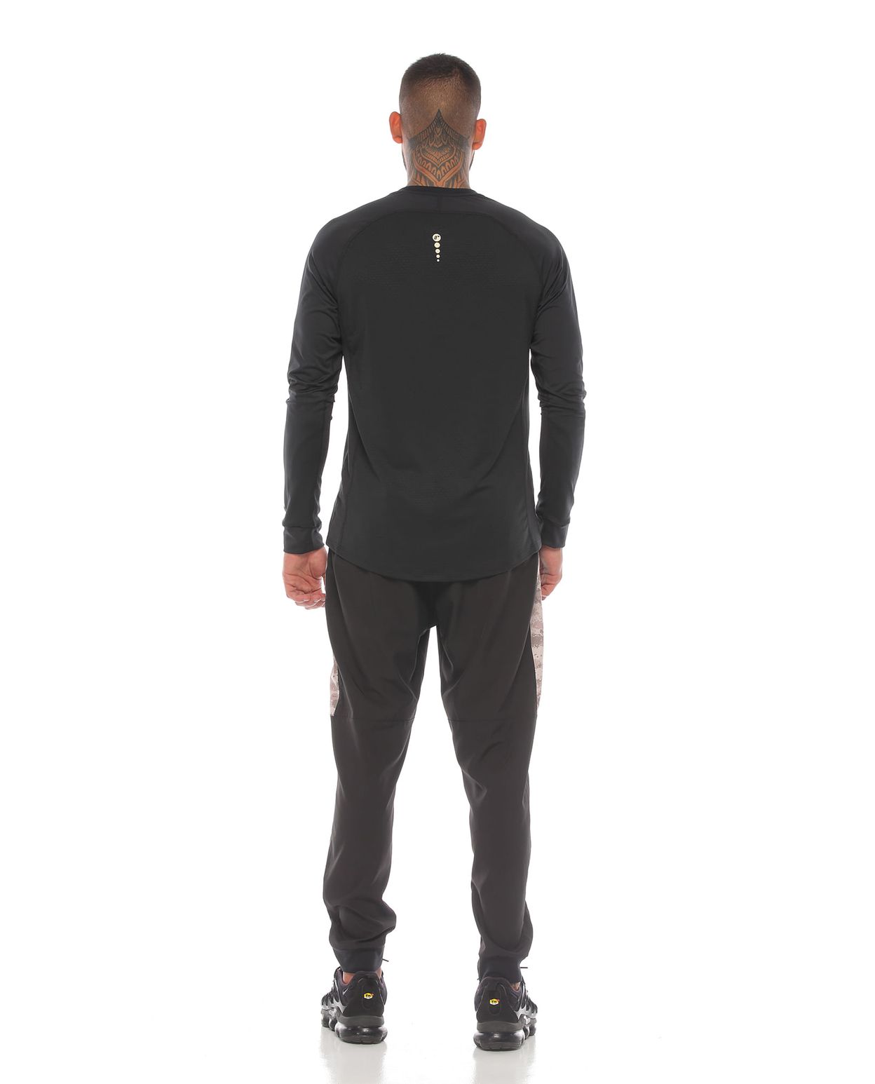 modelo con pantalon y camibuso deportivo color negro arena para hombre cuerpo completo parte trasera