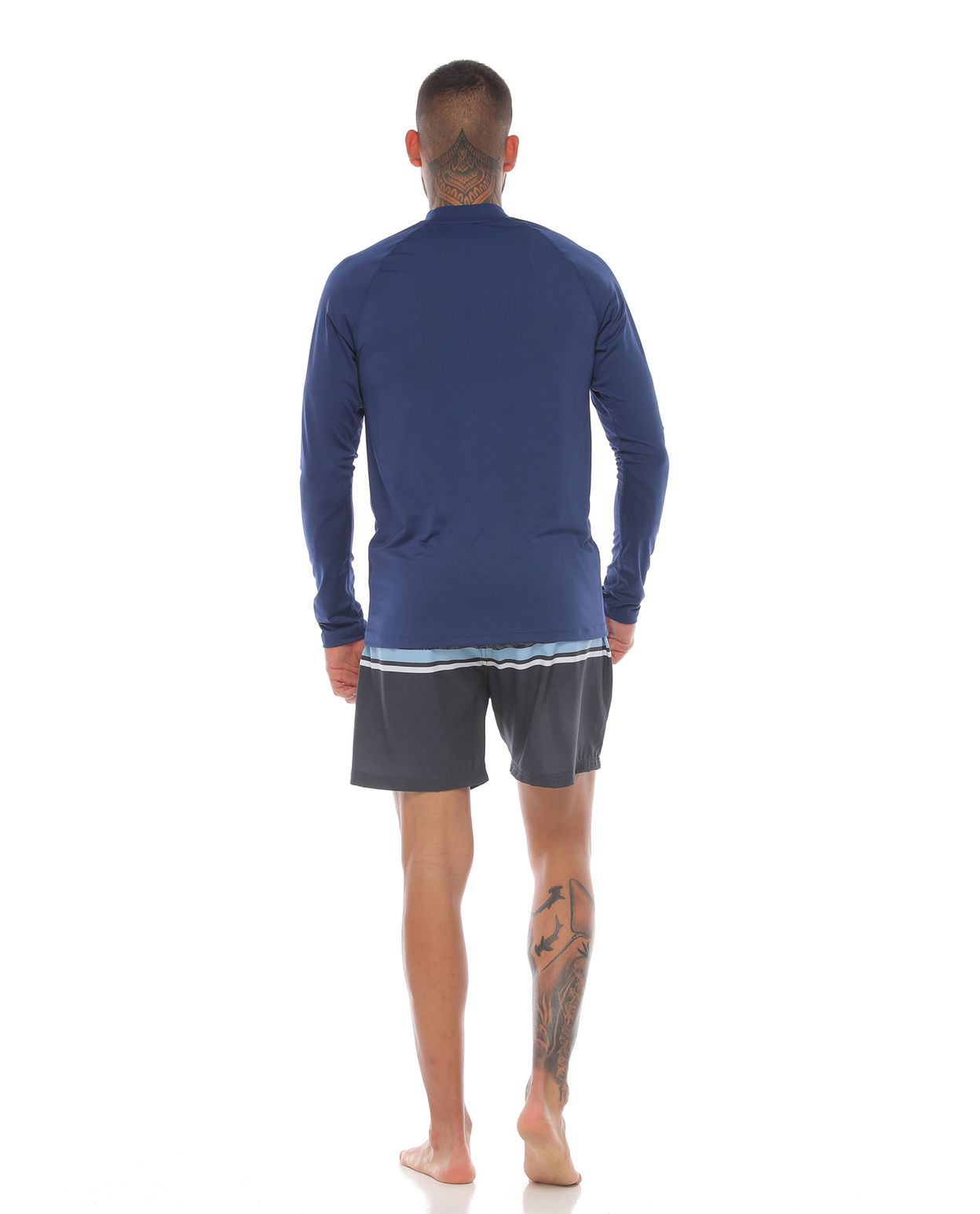 modelo con camibuso proteccion uv color azul oscuro y pantaloneta de playa color gris para hombre cuerpo completo parte trasera